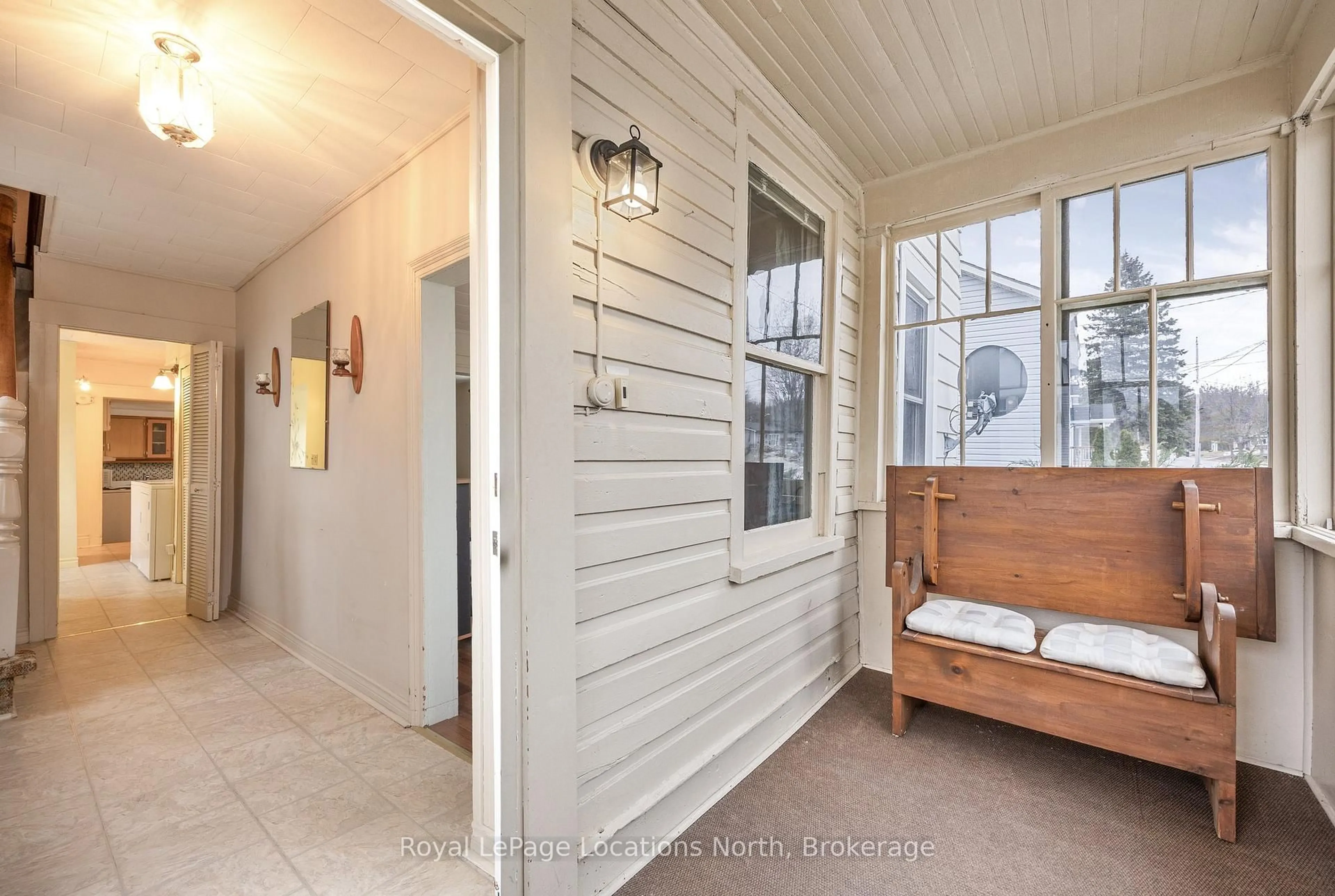 Indoor entryway for 163 Henry St, Meaford Ontario N4L 1E1