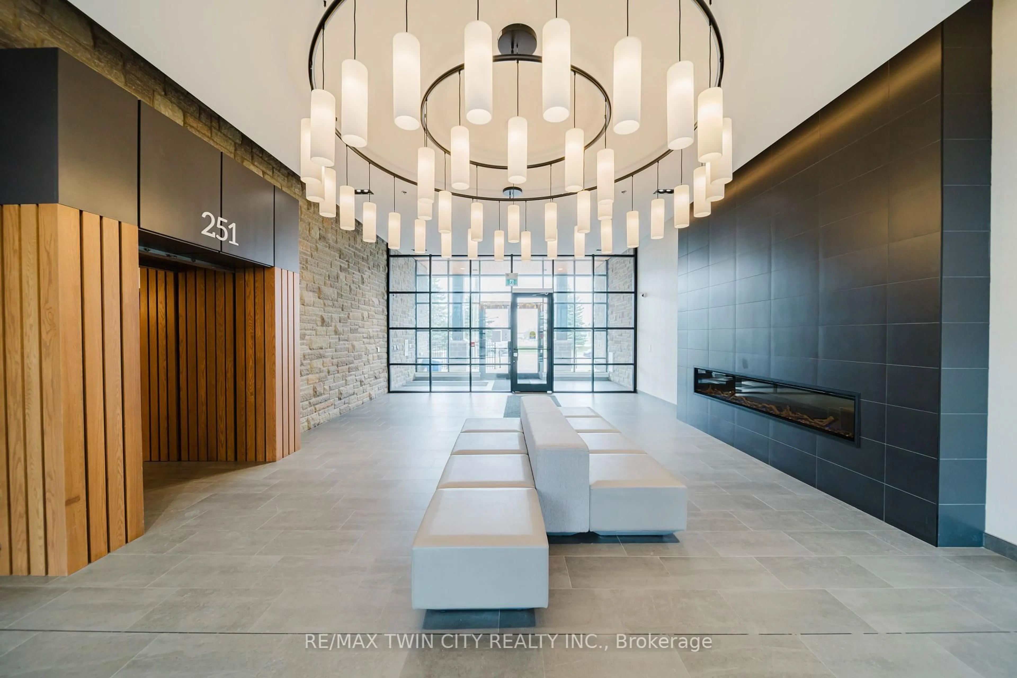 Indoor foyer for 251 Northfield Dr #505, Waterloo Ontario N2K 0G9