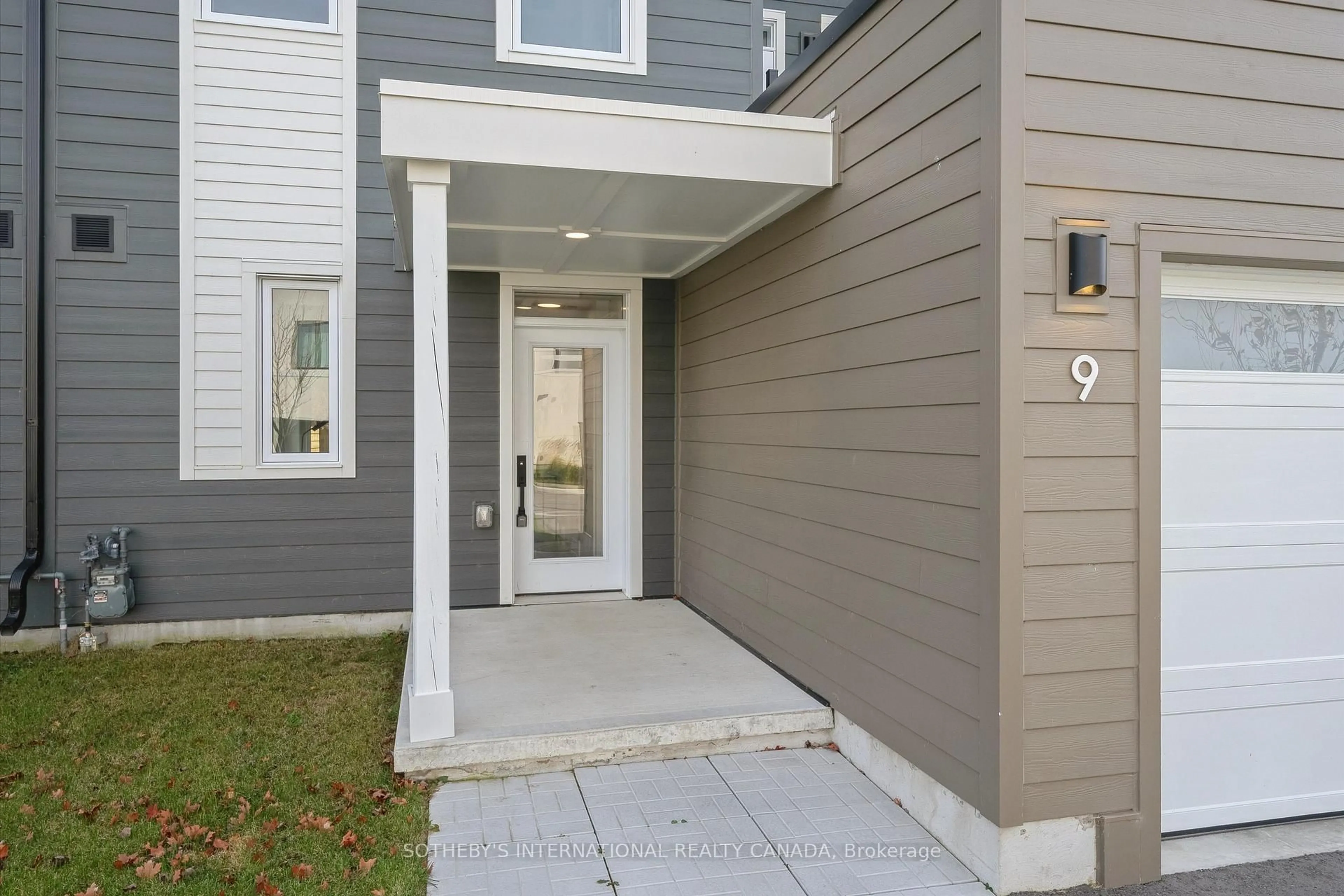 Indoor entryway for 19 West St #9, Kawartha Lakes Ontario K0M 1N0