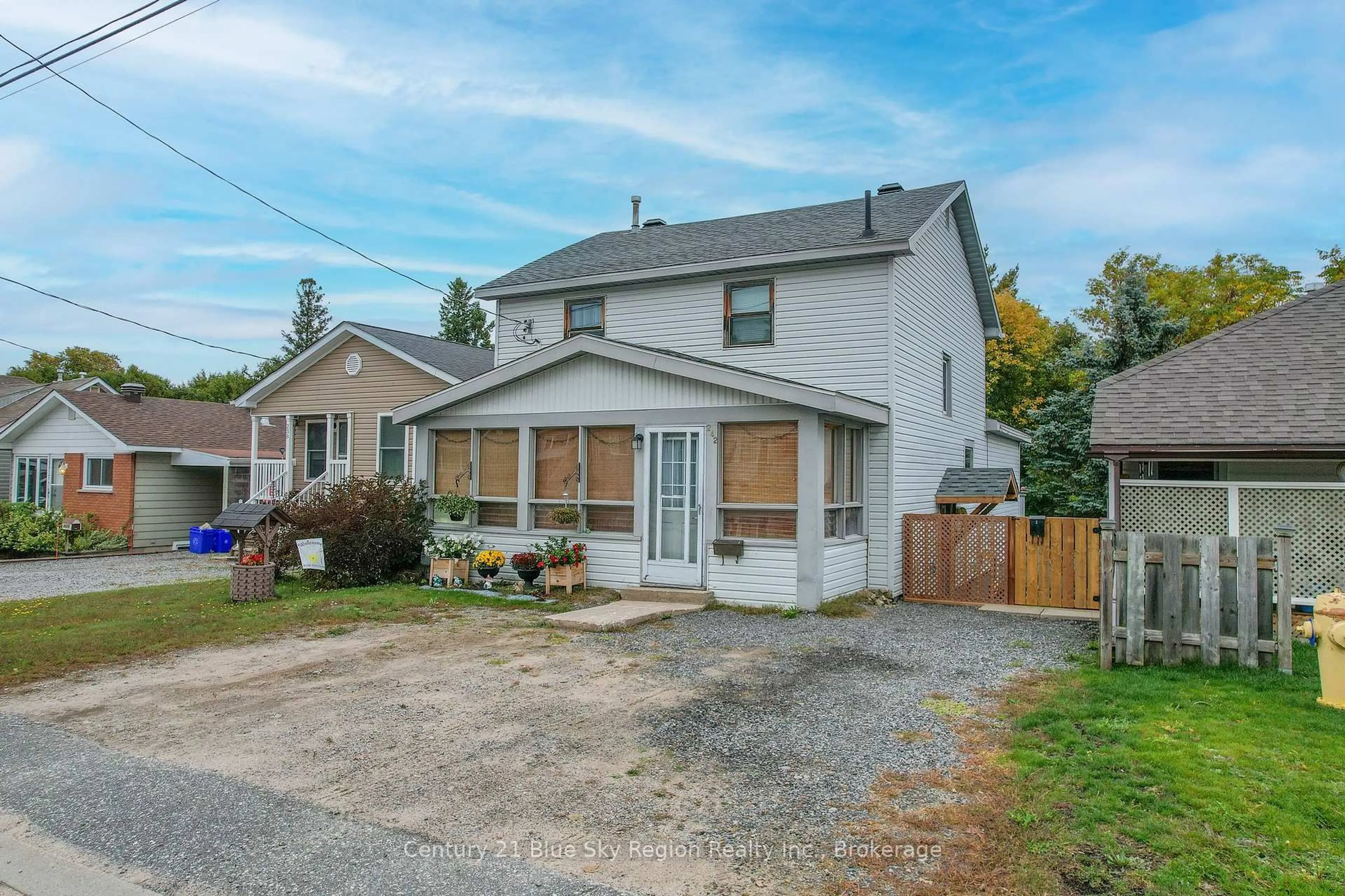 A pic from outside/outdoor area/front of a property/back of a property/a pic from drone, street for 242 Princess St, North Bay Ontario P1B 1P9
