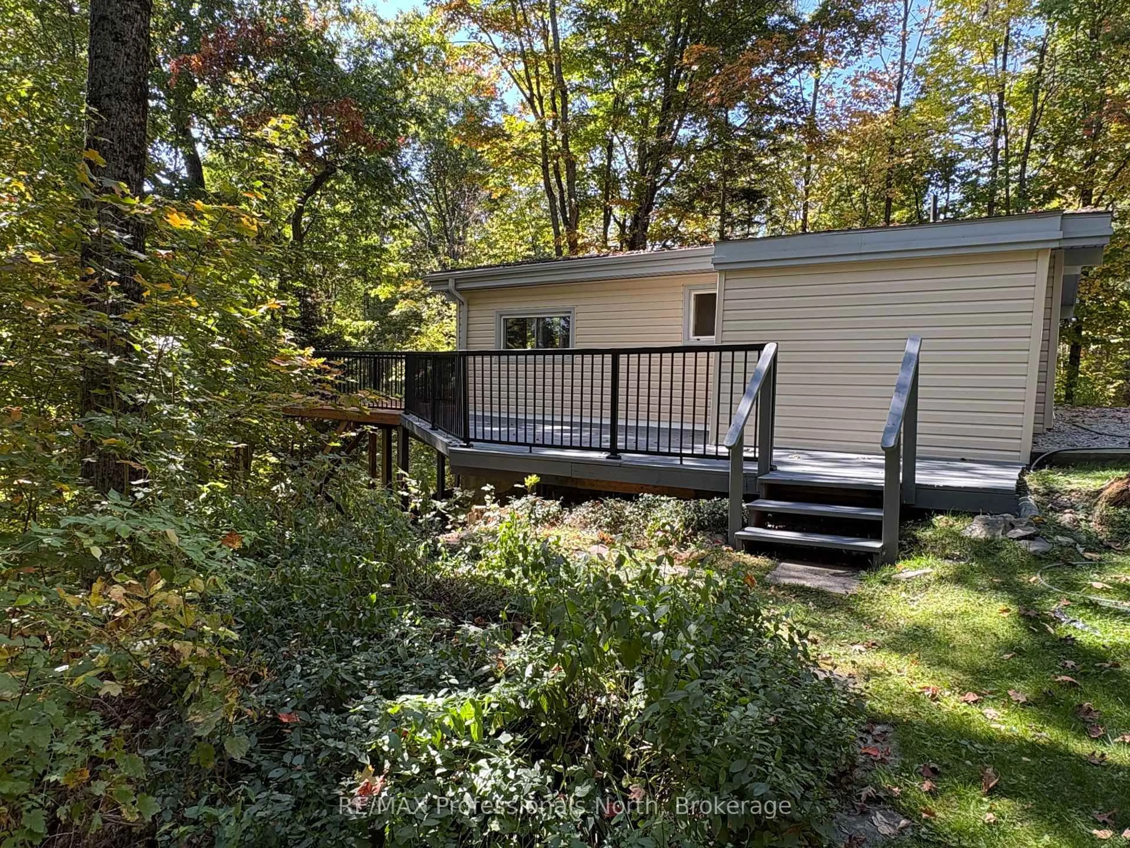 Home with vinyl exterior material, forest/trees view for 116 Woodland Dr, Huntsville Ontario P1H 1A7