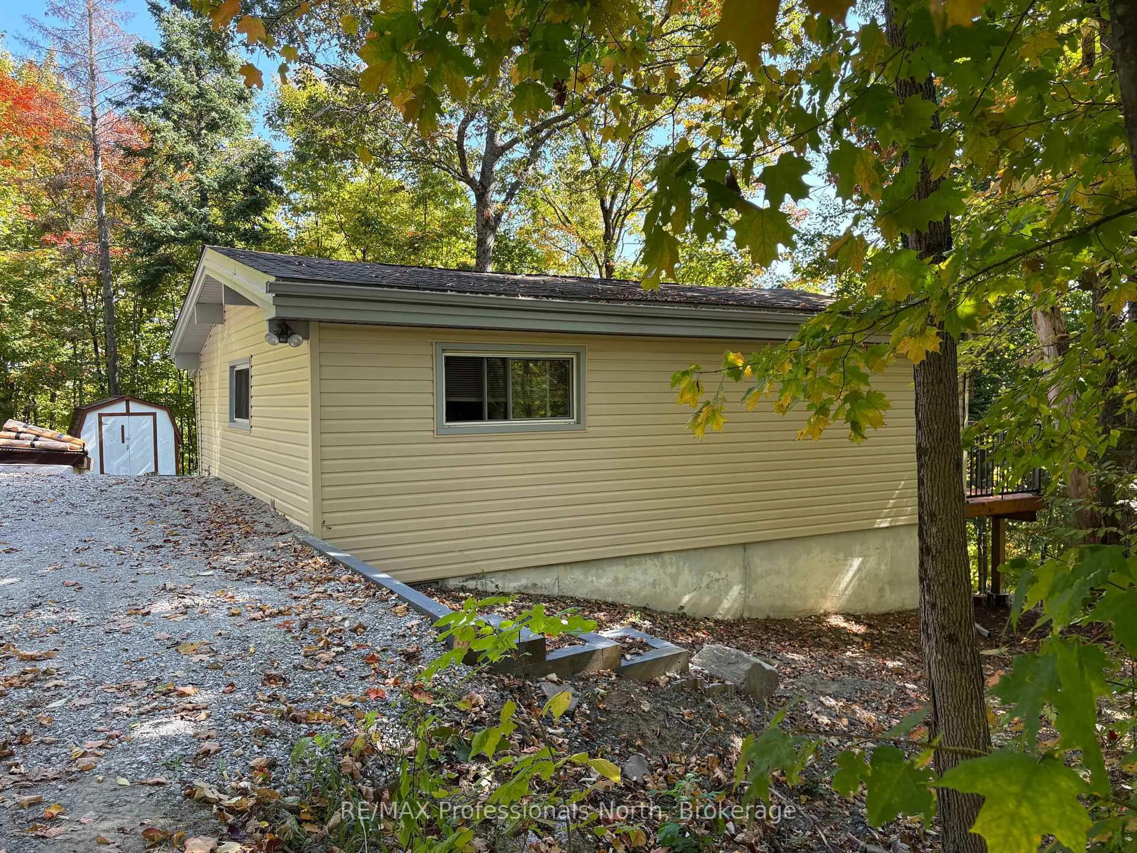 Home with vinyl exterior material, forest/trees view for 116 Woodland Dr, Huntsville Ontario P1H 1A7