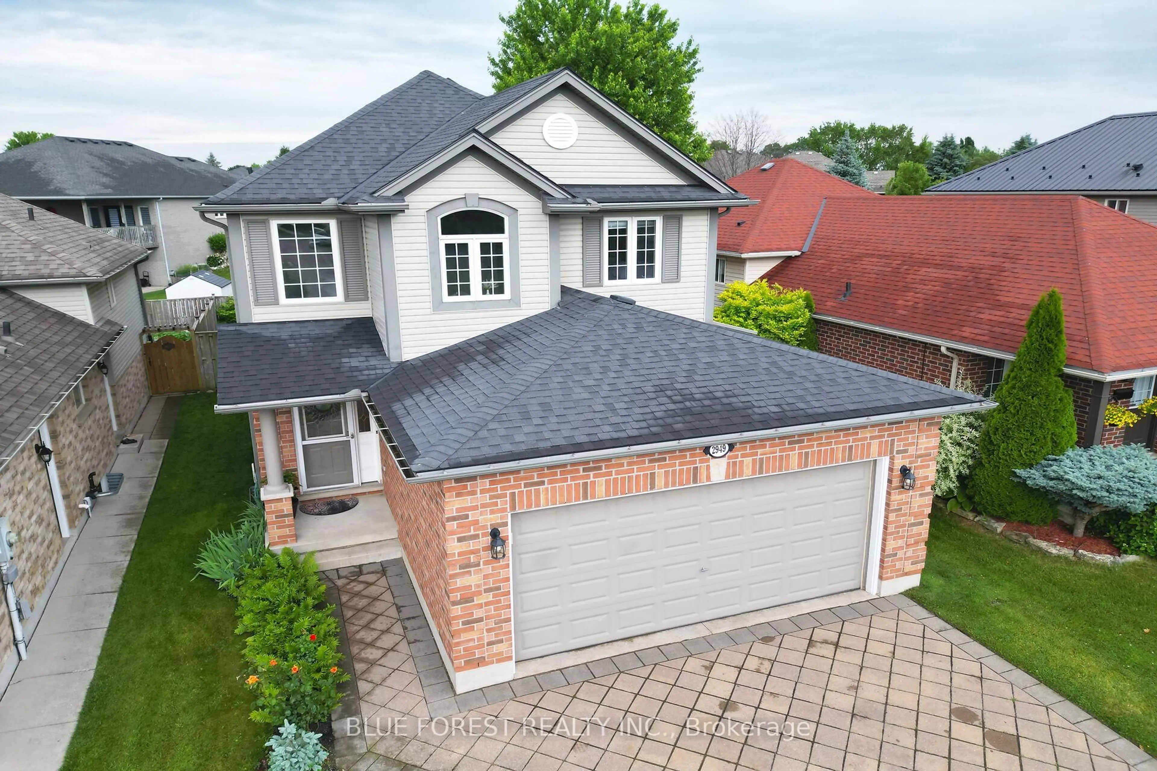 A pic from outside/outdoor area/front of a property/back of a property/a pic from drone, street for 2949 Meadowgate Blvd, London South Ontario N6M 1L3