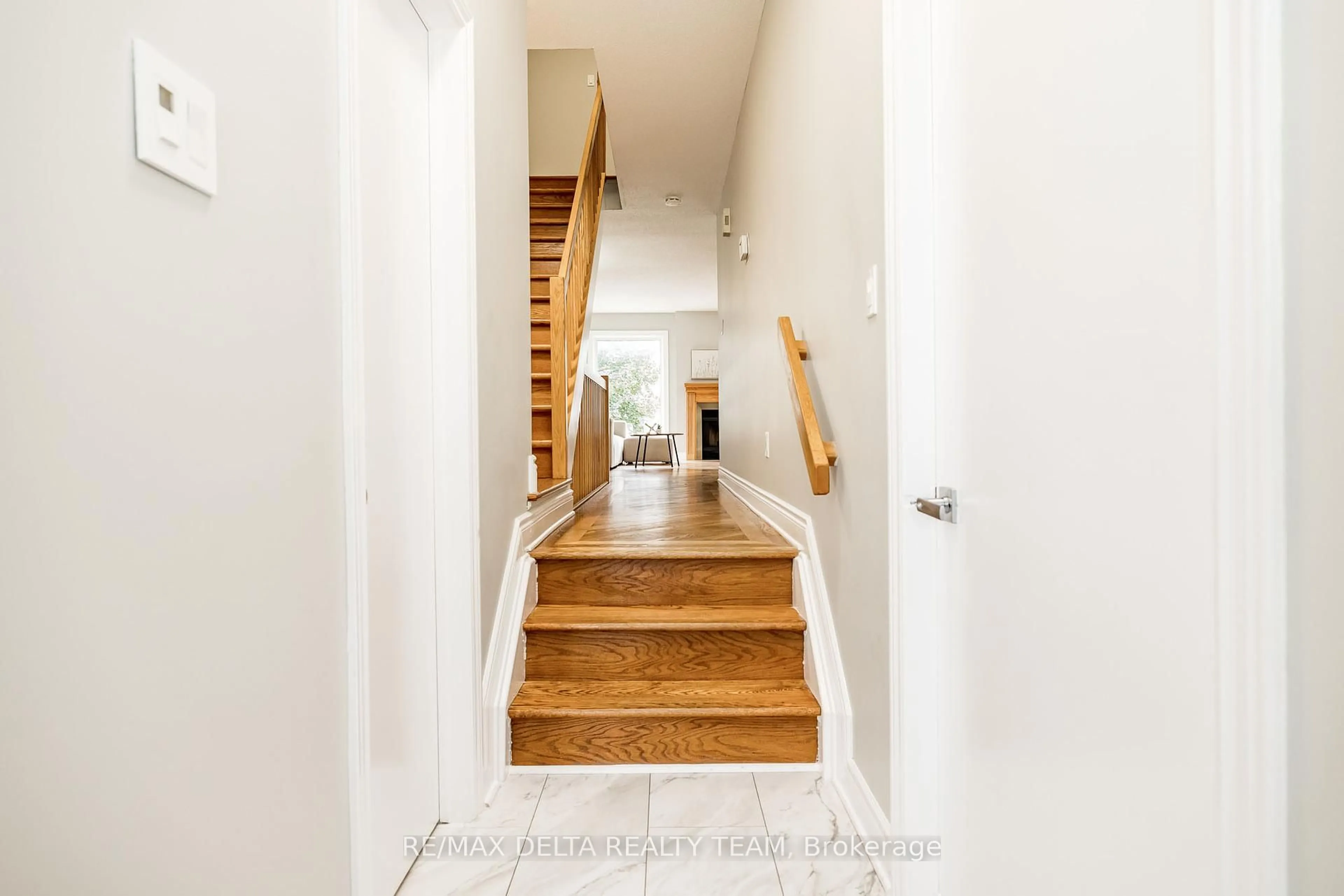 Indoor foyer for 1540 Briarfield Cres, Ottawa Ontario K4A 1Z9