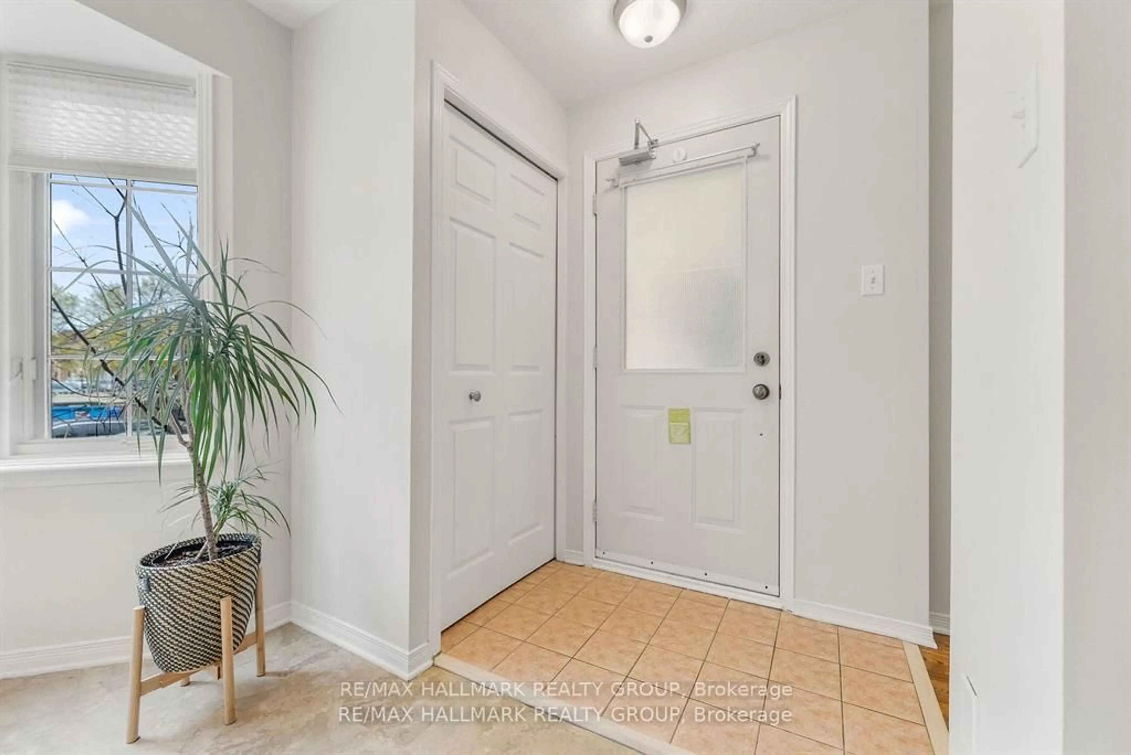 Indoor entryway for 110H Centrepointe Dr, Ottawa Ontario K2G 6K3