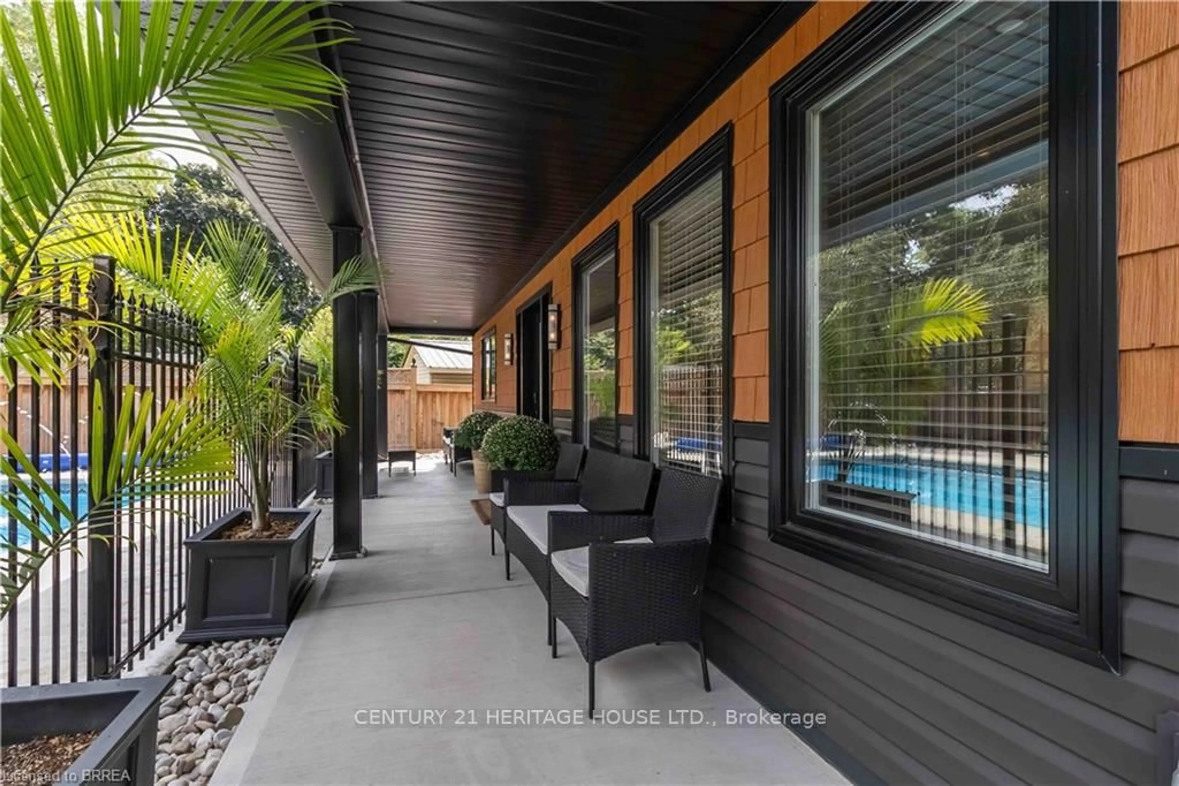 Patio, street for 232 Paris Rd, Brantford Ontario N3R 1J4