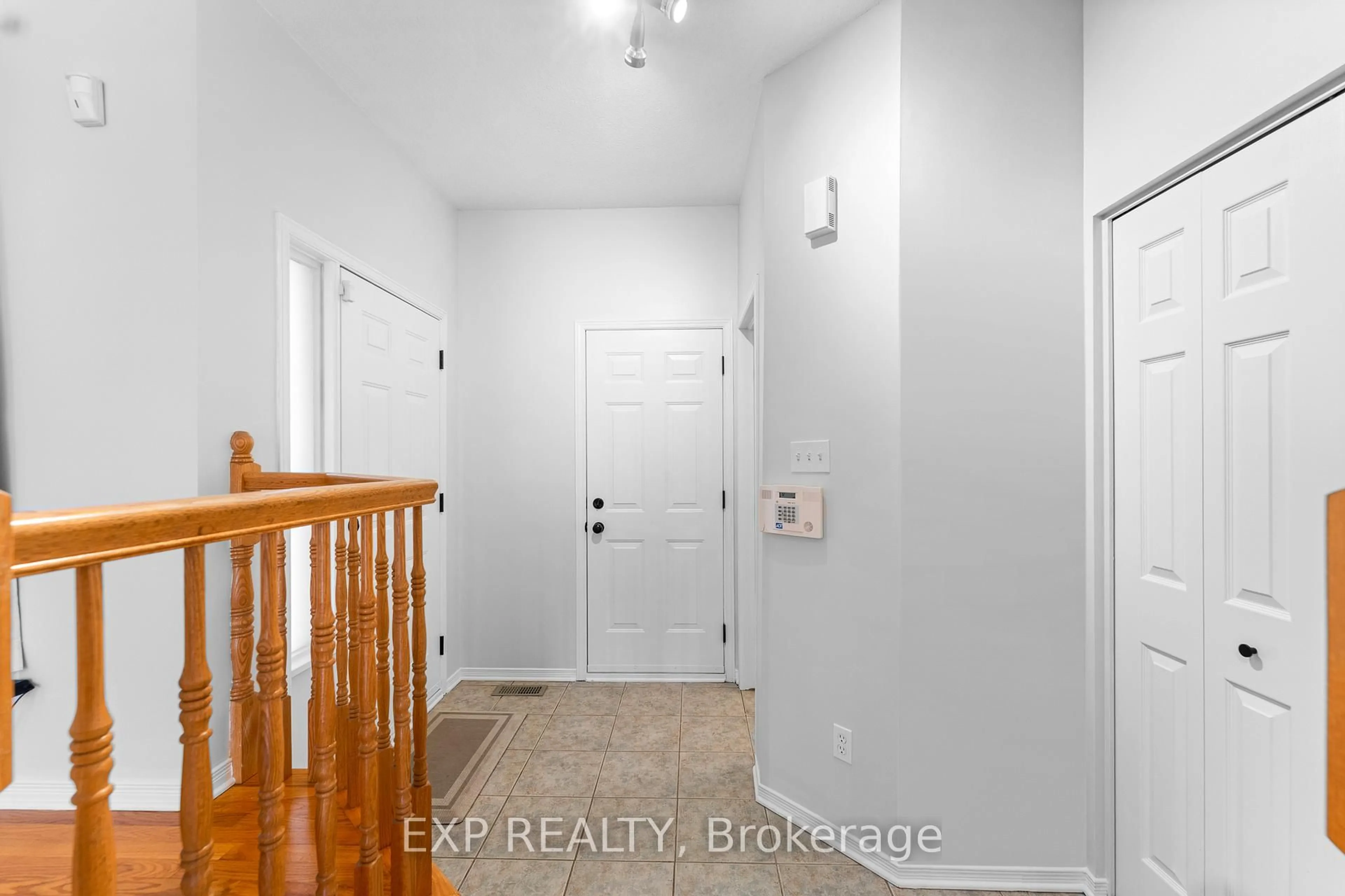 Indoor entryway for 14 Drumso St, Ottawa Ontario K1T 3Y2