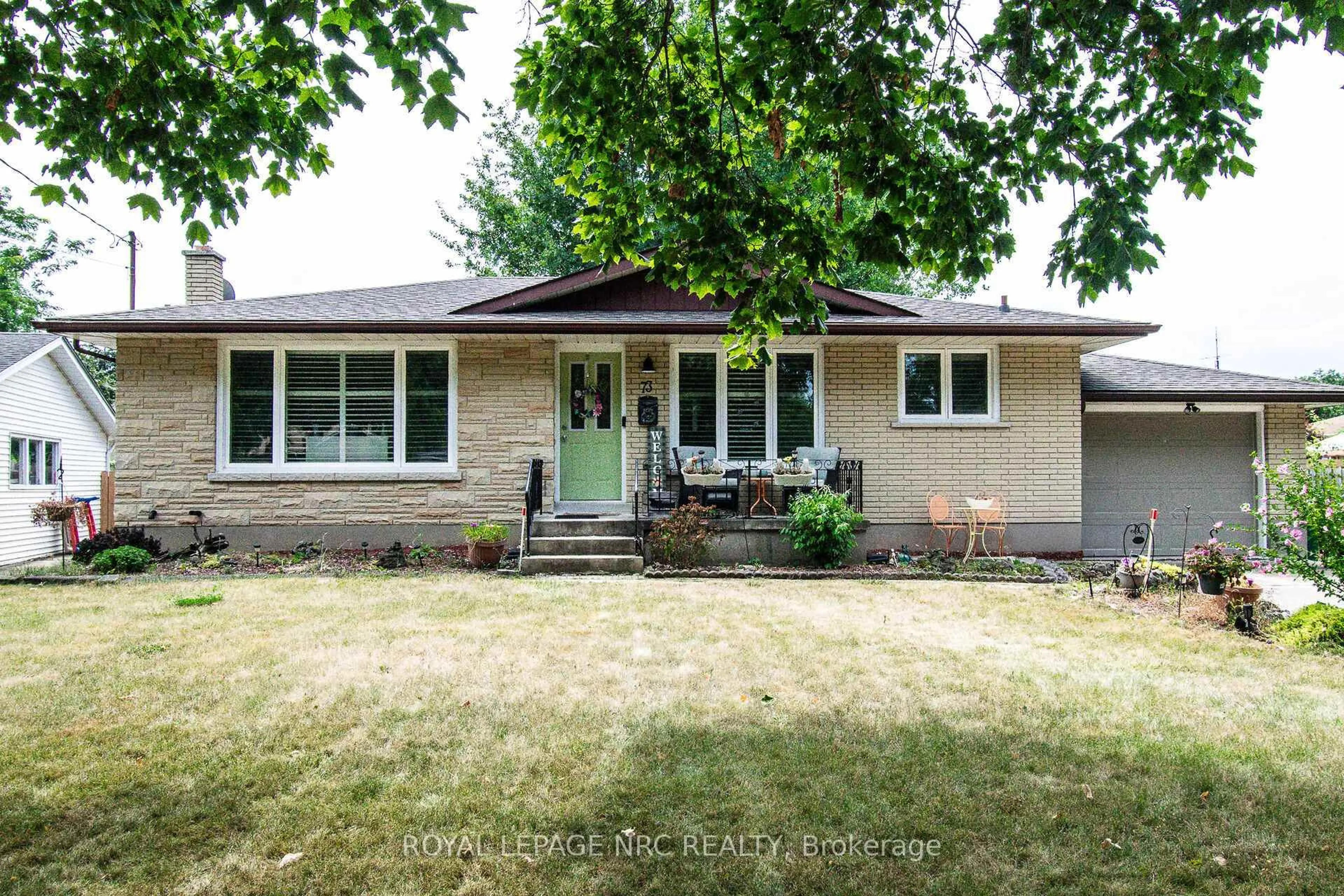Home with vinyl exterior material, street for 73 Lockview Cres, St. Catharines Ontario L2M 2T6