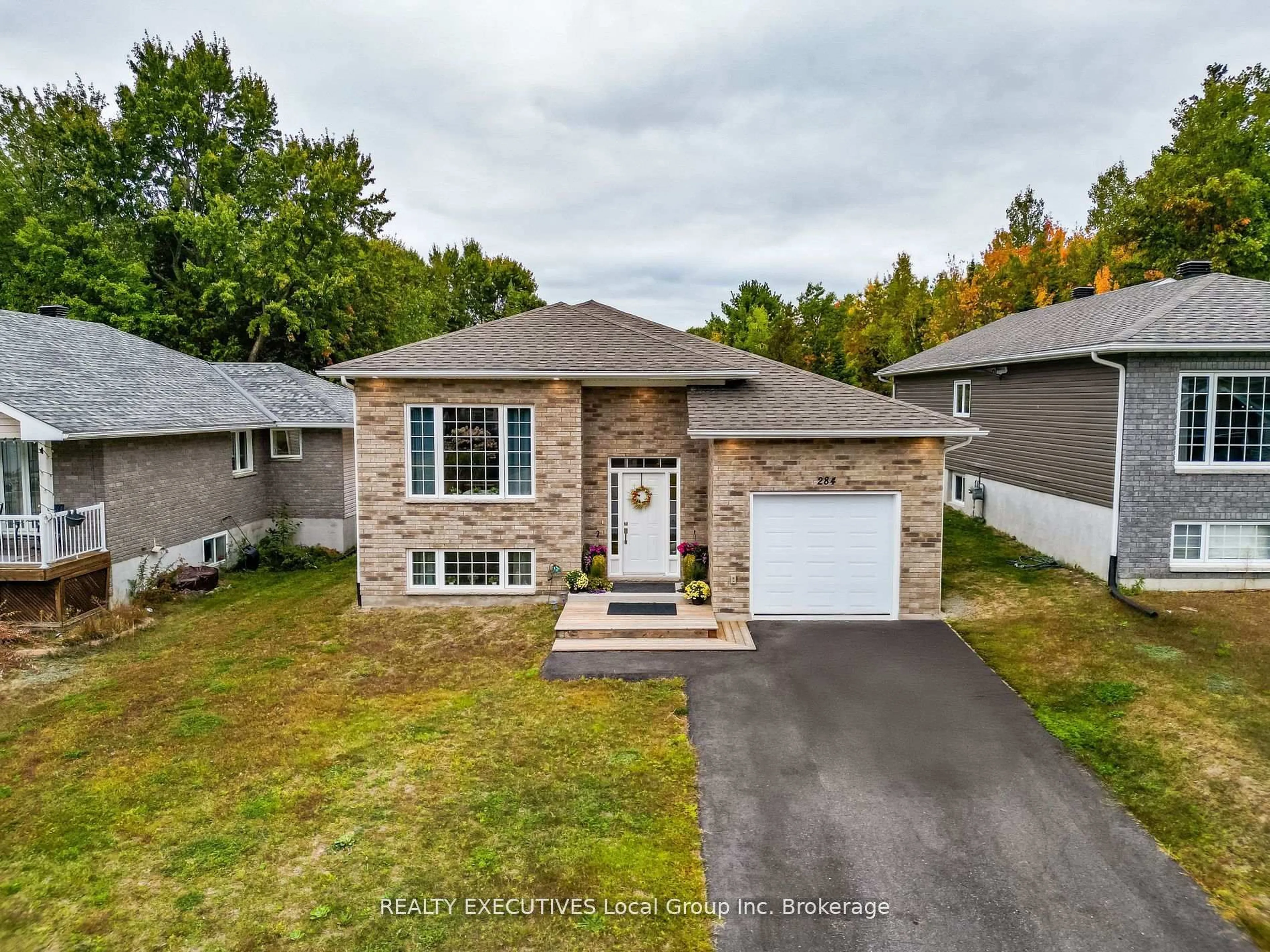 A pic from outside/outdoor area/front of a property/back of a property/a pic from drone, street for 284 THELMA Ave, North Bay Ontario P1A 4M8