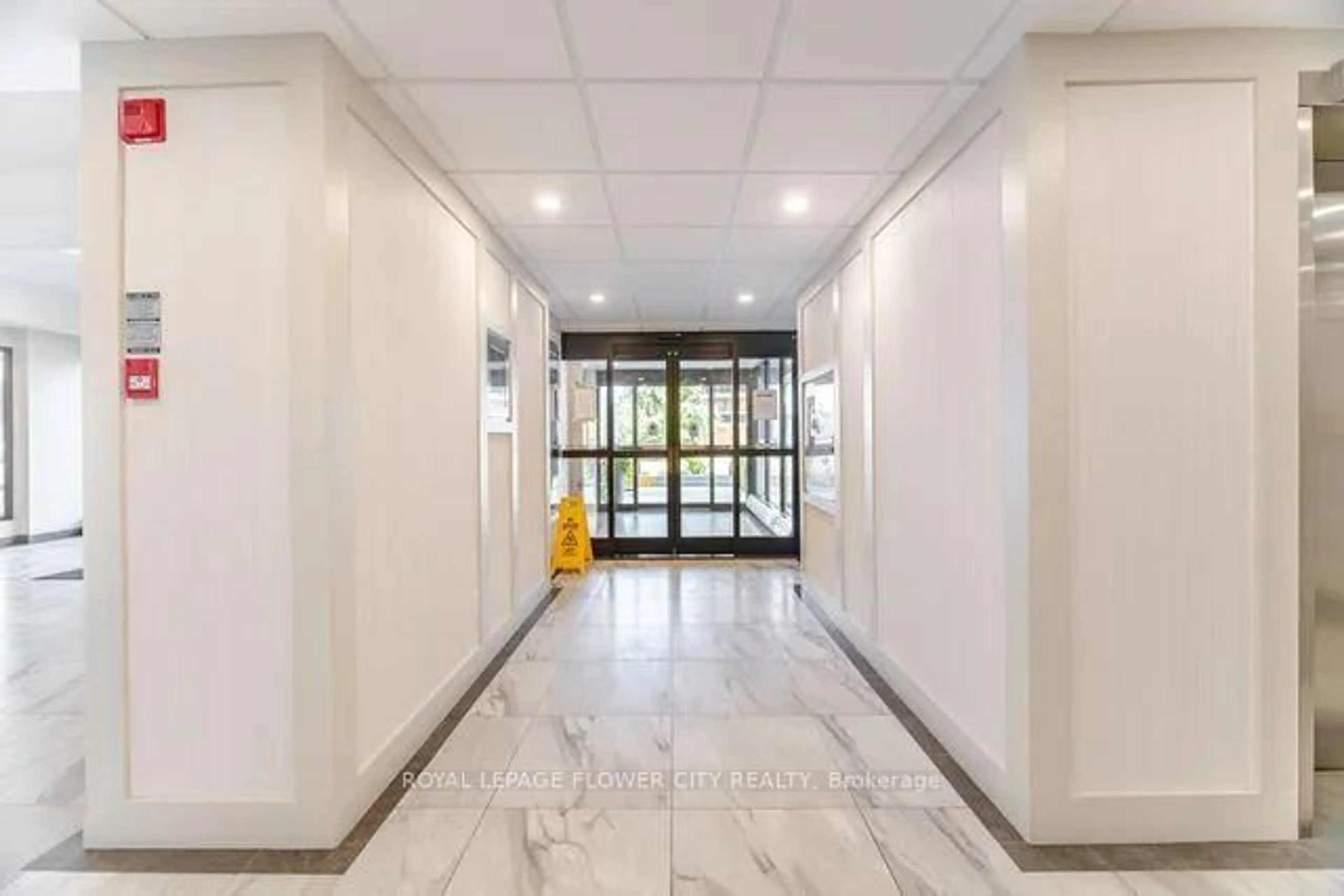 Indoor foyer for 150 Charlton Ave #608, Hamilton Ontario L8N 3X3