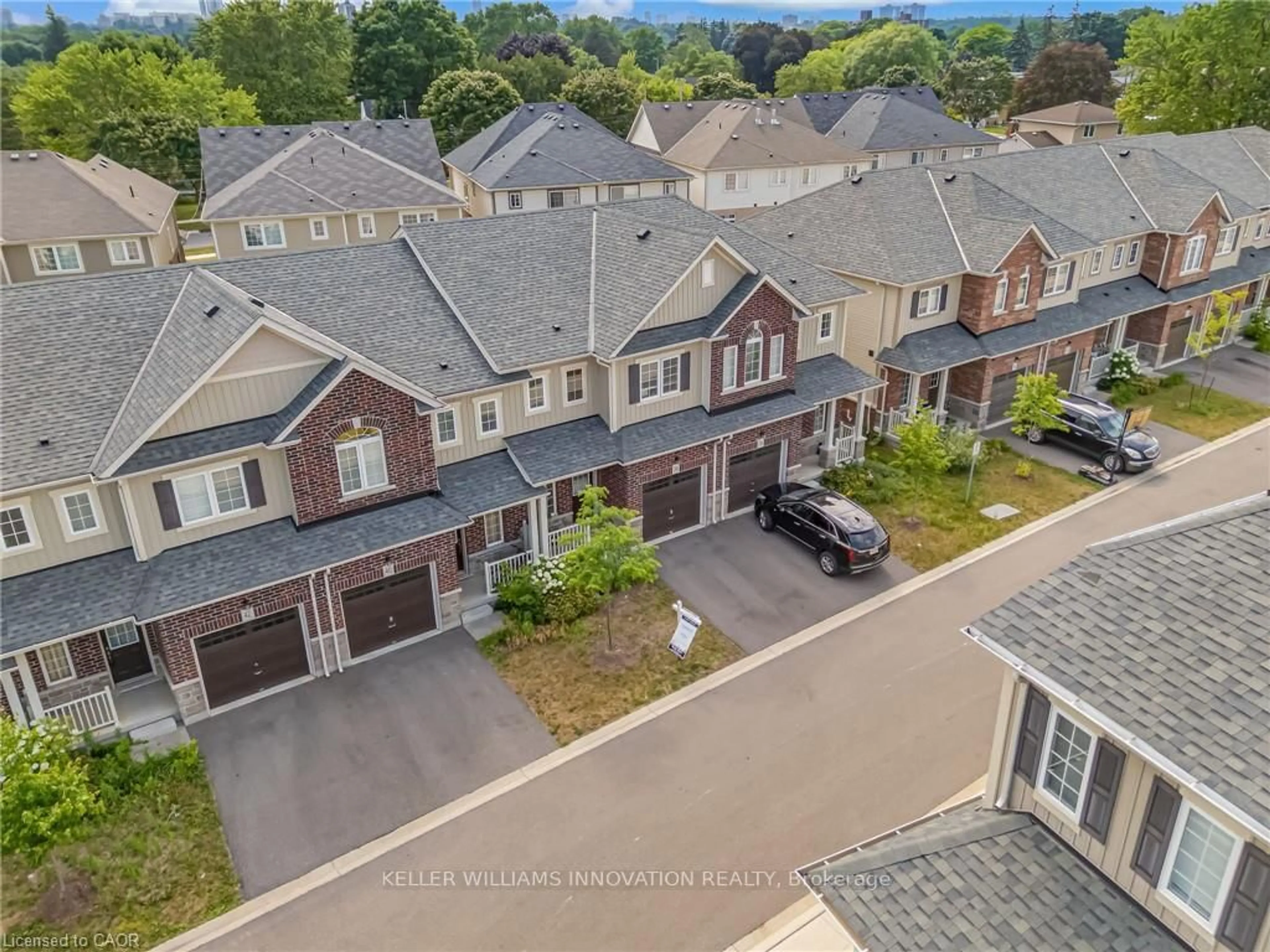 A pic from outside/outdoor area/front of a property/back of a property/a pic from drone, unknown for 38 Dewberry Dr, Kitchener Ontario N2B 0A9