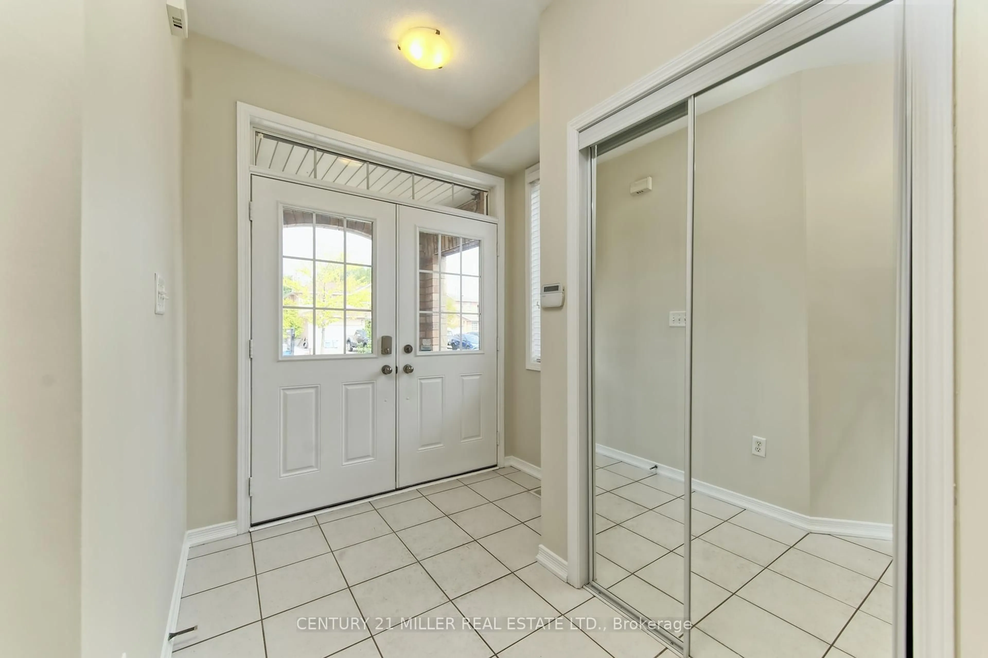 Indoor entryway for 126 Merrilee Cres, Hamilton Ontario L9A 0B1