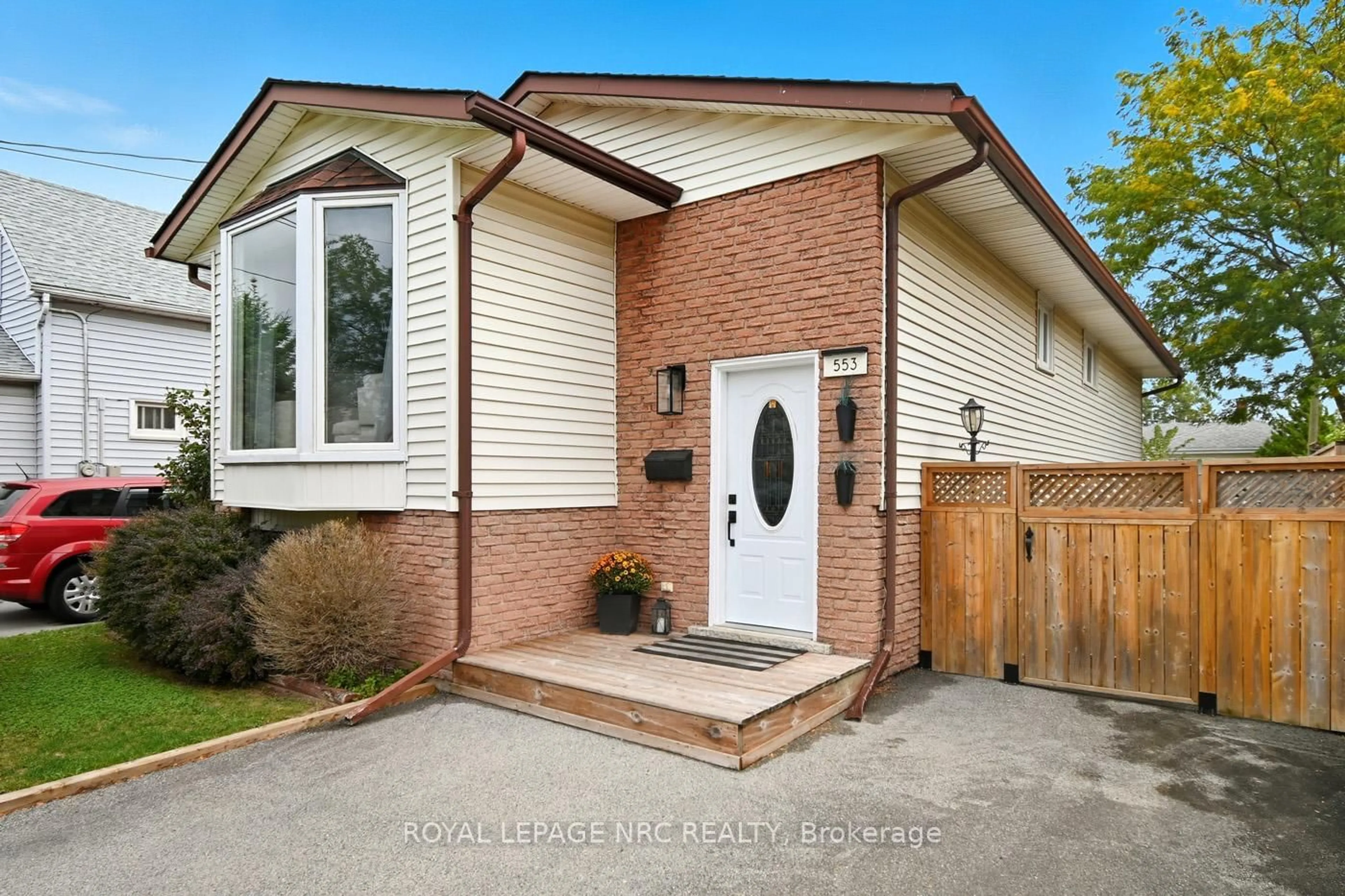 Home with brick exterior material, street for 553 Wright St, Welland Ontario L3B 2K6
