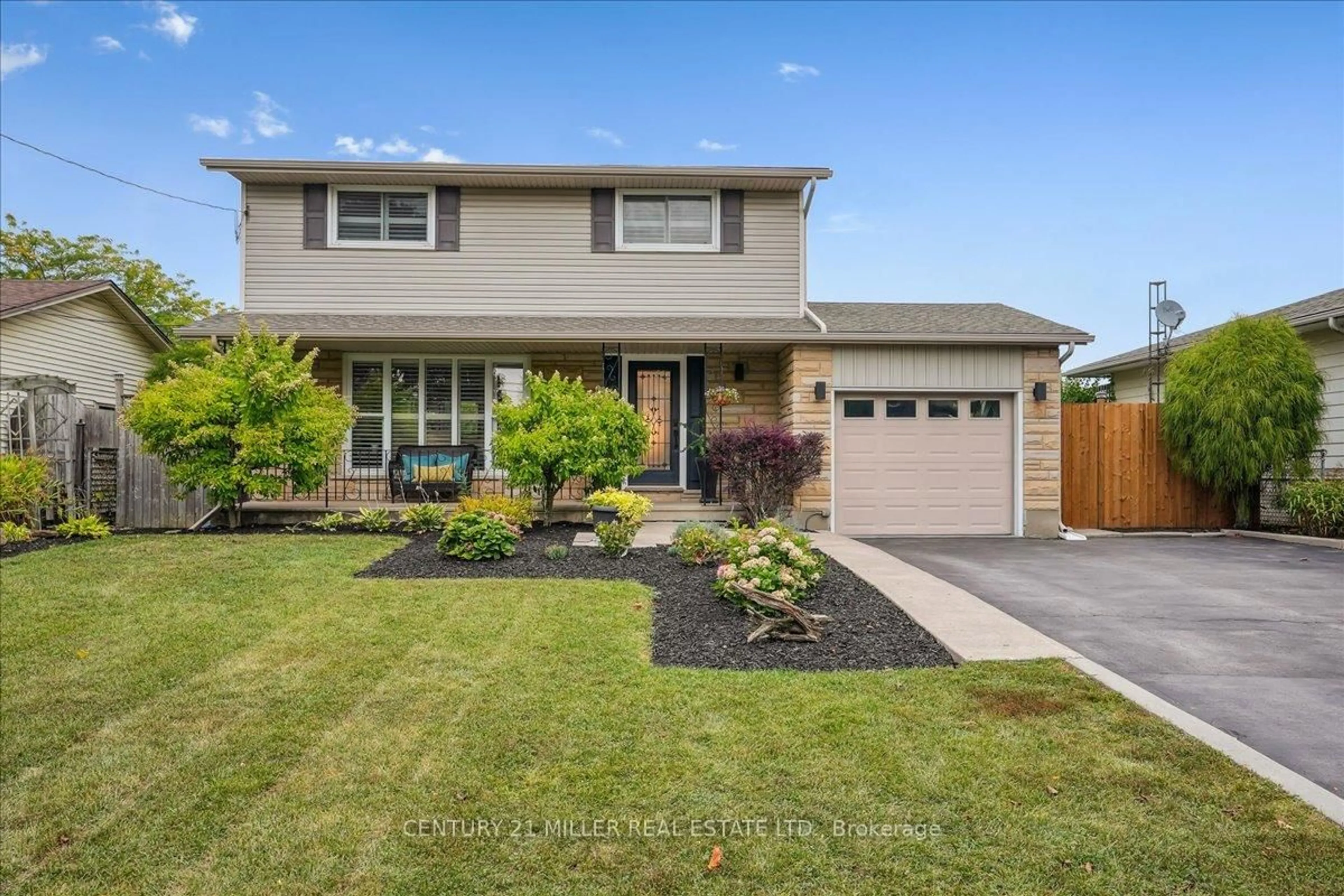 Home with vinyl exterior material, street for 4931 Cameron Ave, Lincoln Ontario L3J 0B9