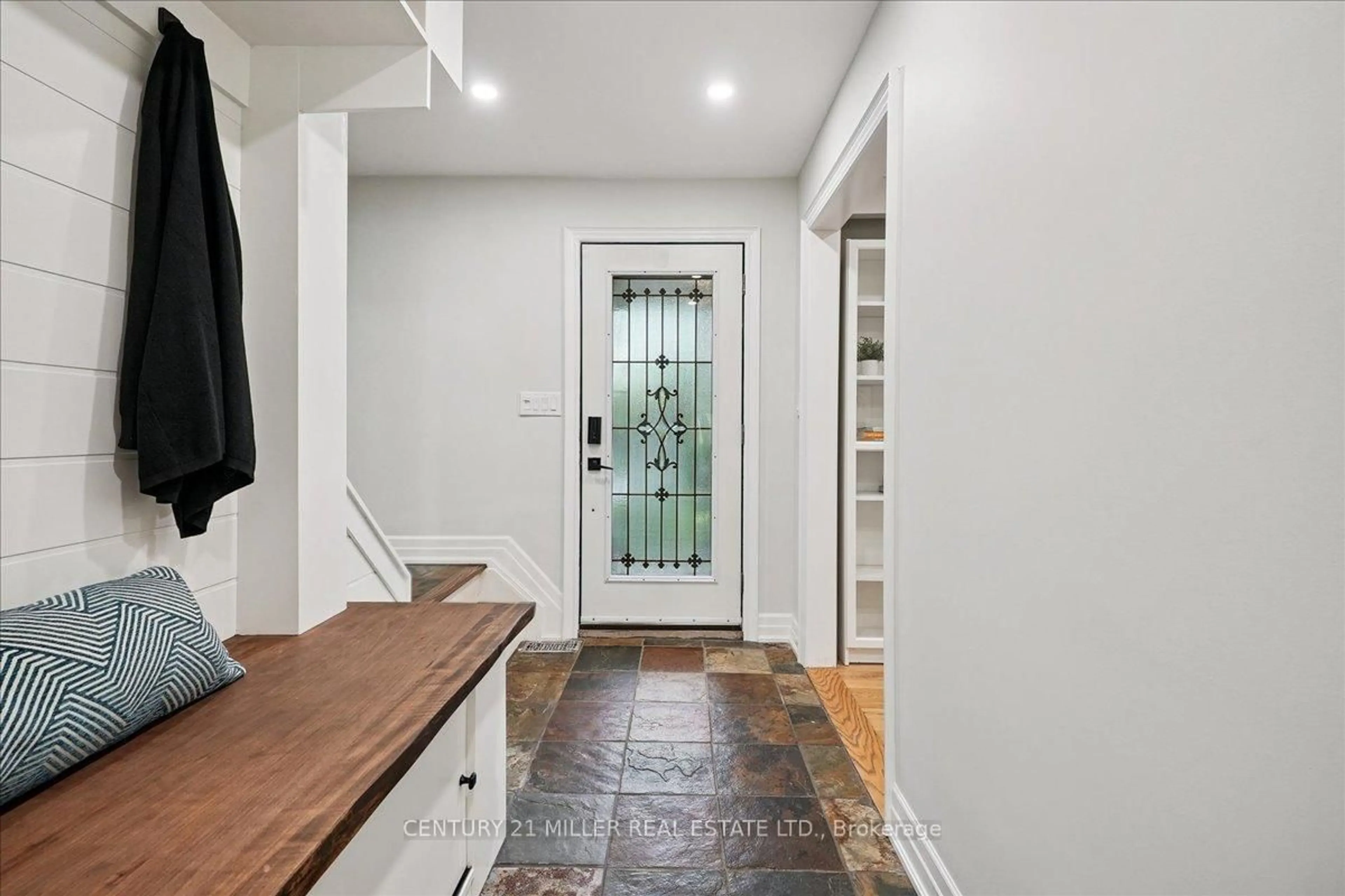 Indoor entryway for 4931 Cameron Ave, Lincoln Ontario L3J 0B9