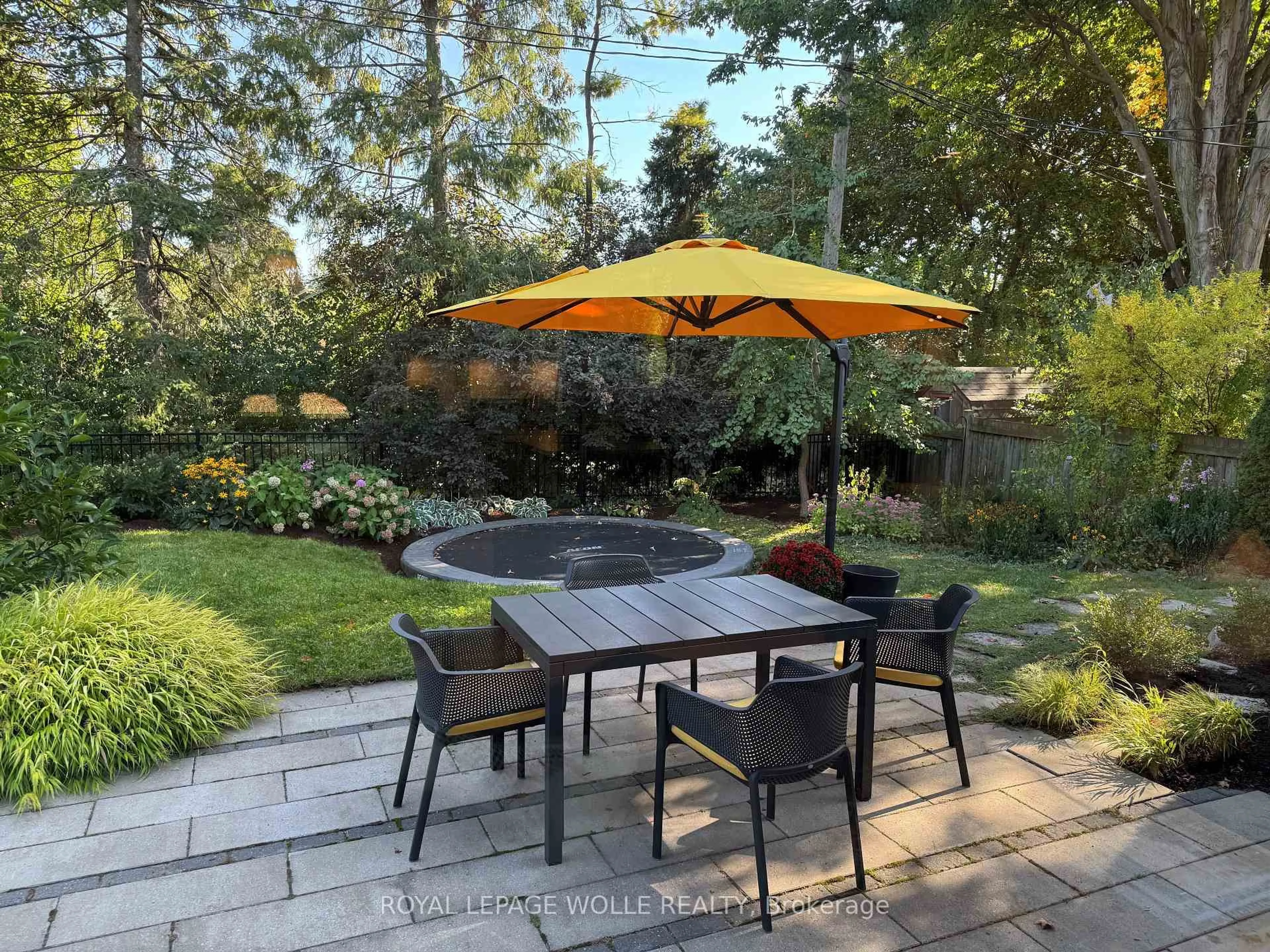 Patio, street for 189 Forsyth Dr, Waterloo Ontario N2L 1A1