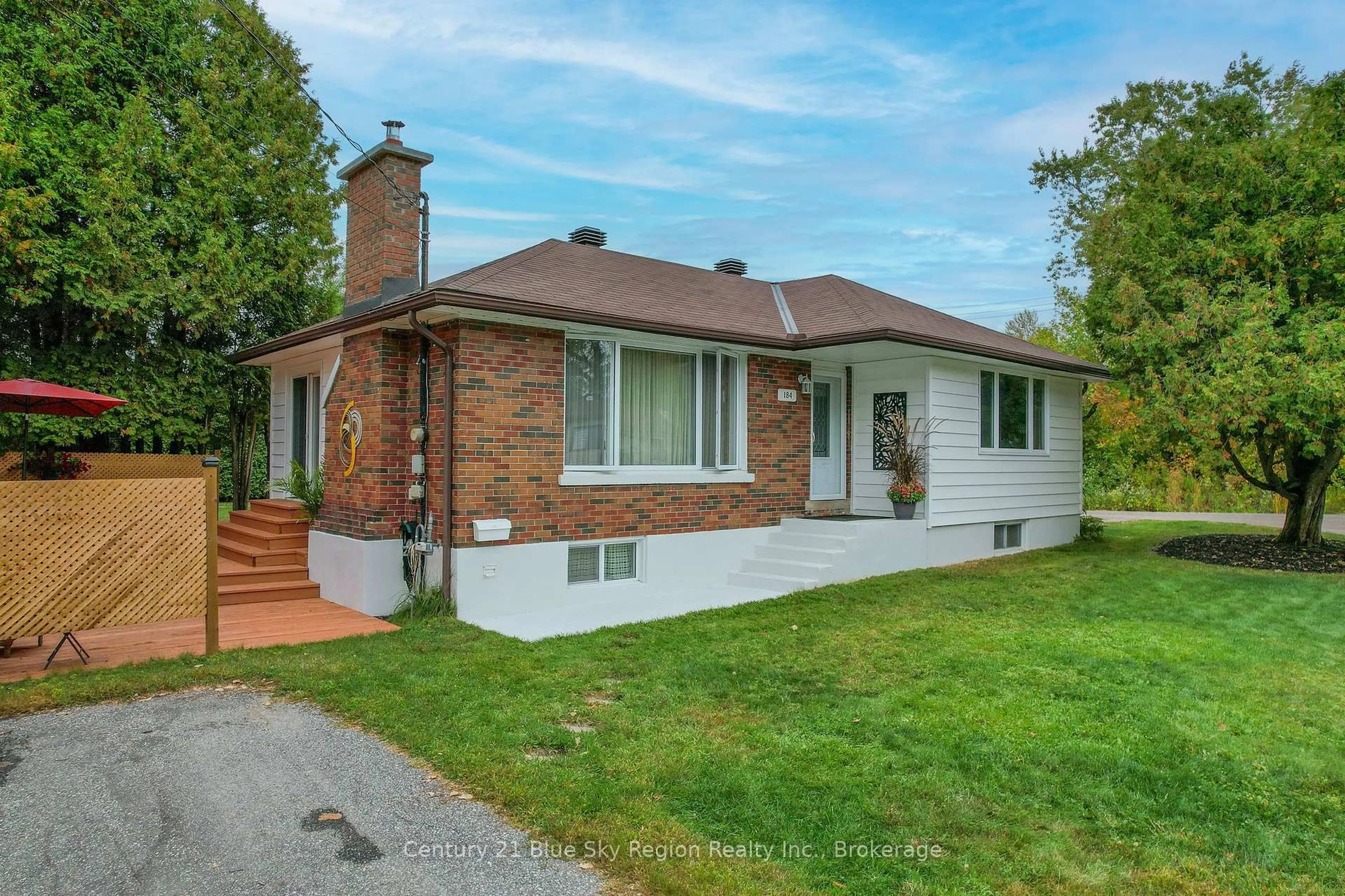 Home with brick exterior material, street for 184 Lake St, North Bay Ontario P1B 4M8