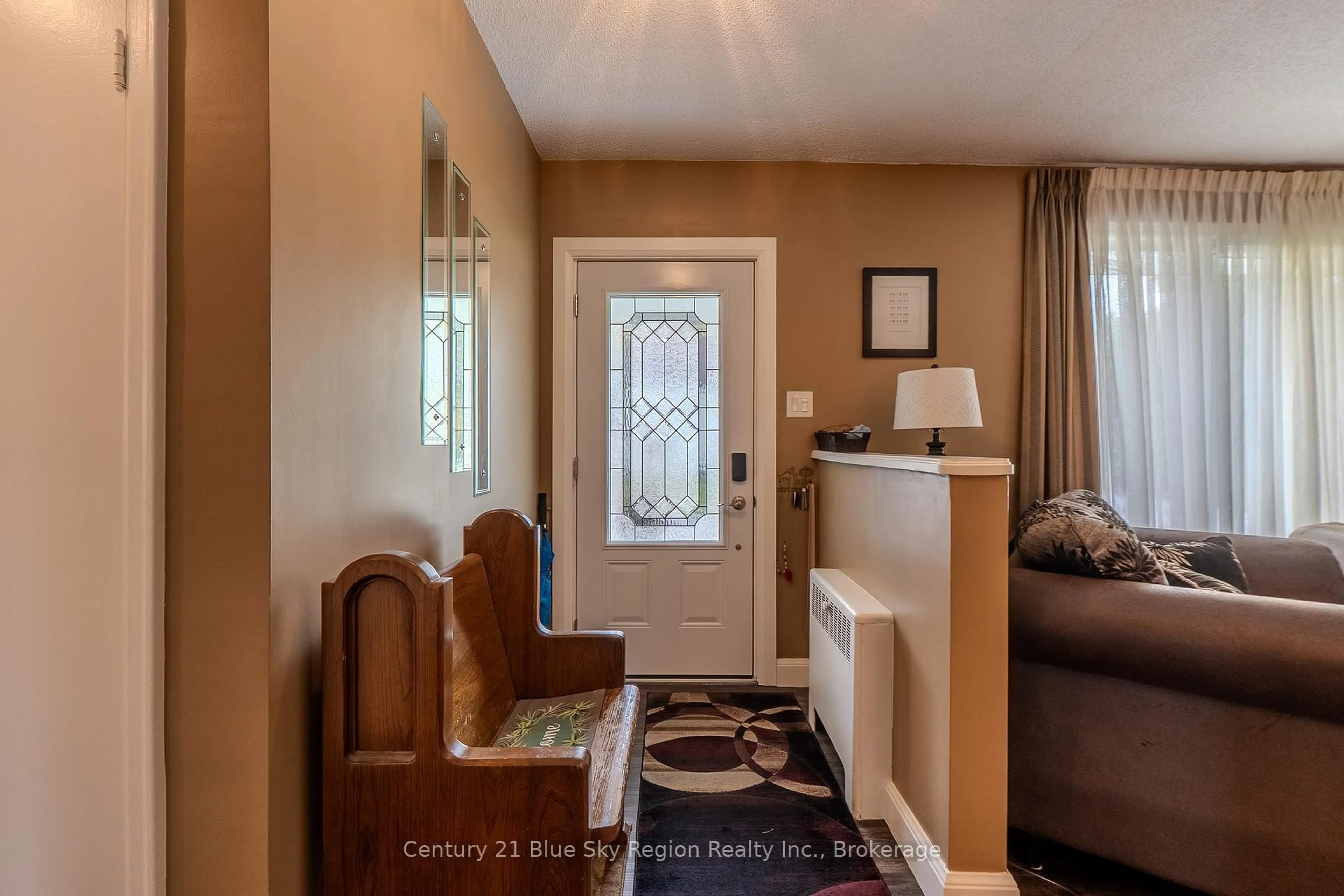 Indoor entryway for 184 Lake St, North Bay Ontario P1B 4M8