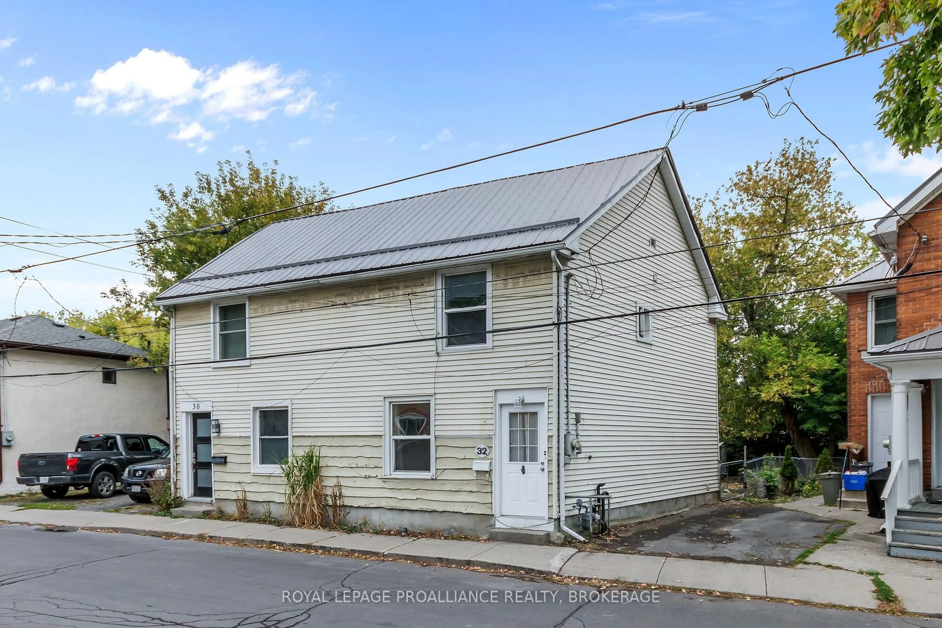 A pic from outside/outdoor area/front of a property/back of a property/a pic from drone, street for 32 Main St, Kingston Ontario K7K 3Y4