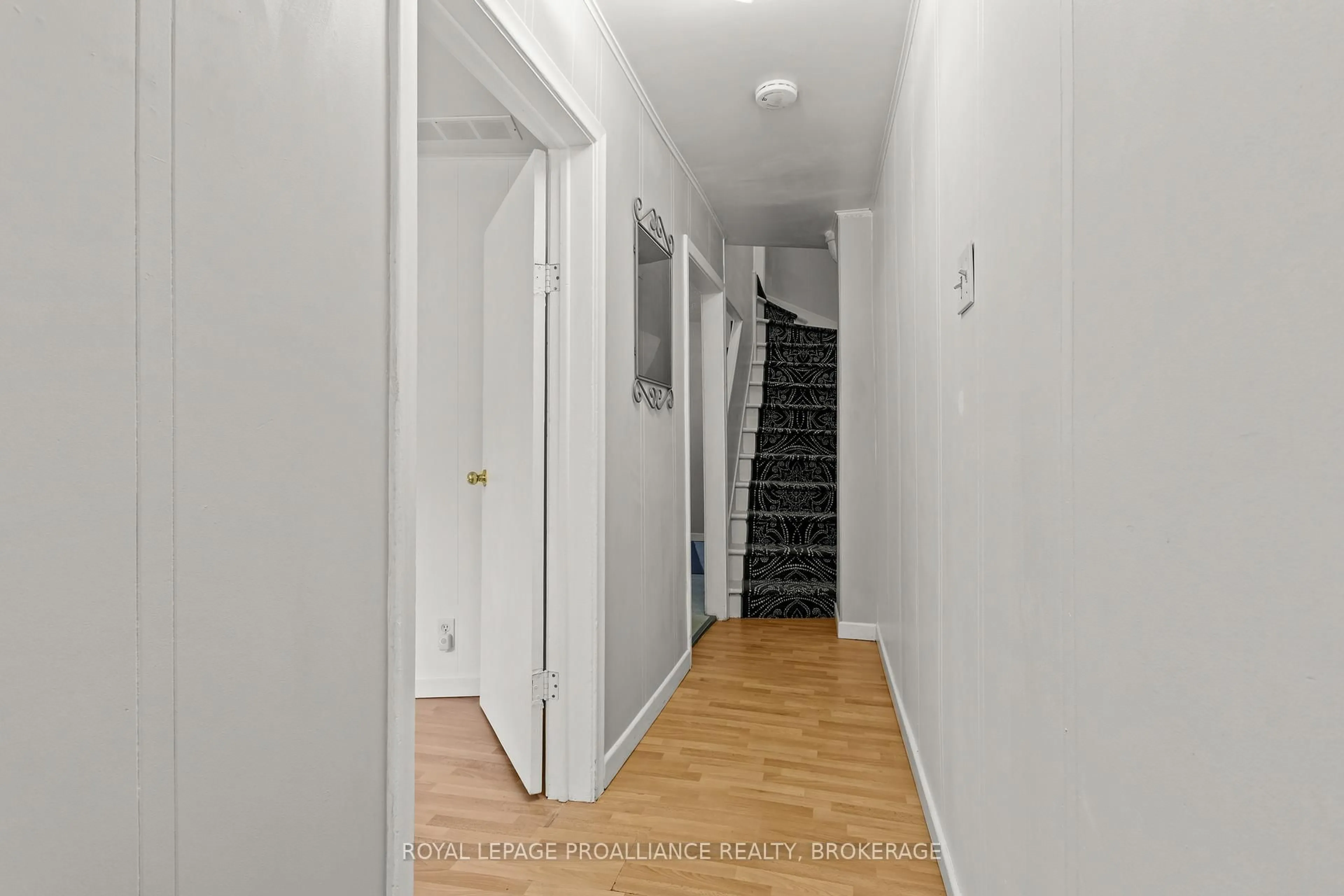 Unknown for 32 Main St, Kingston Ontario K7K 3Y4