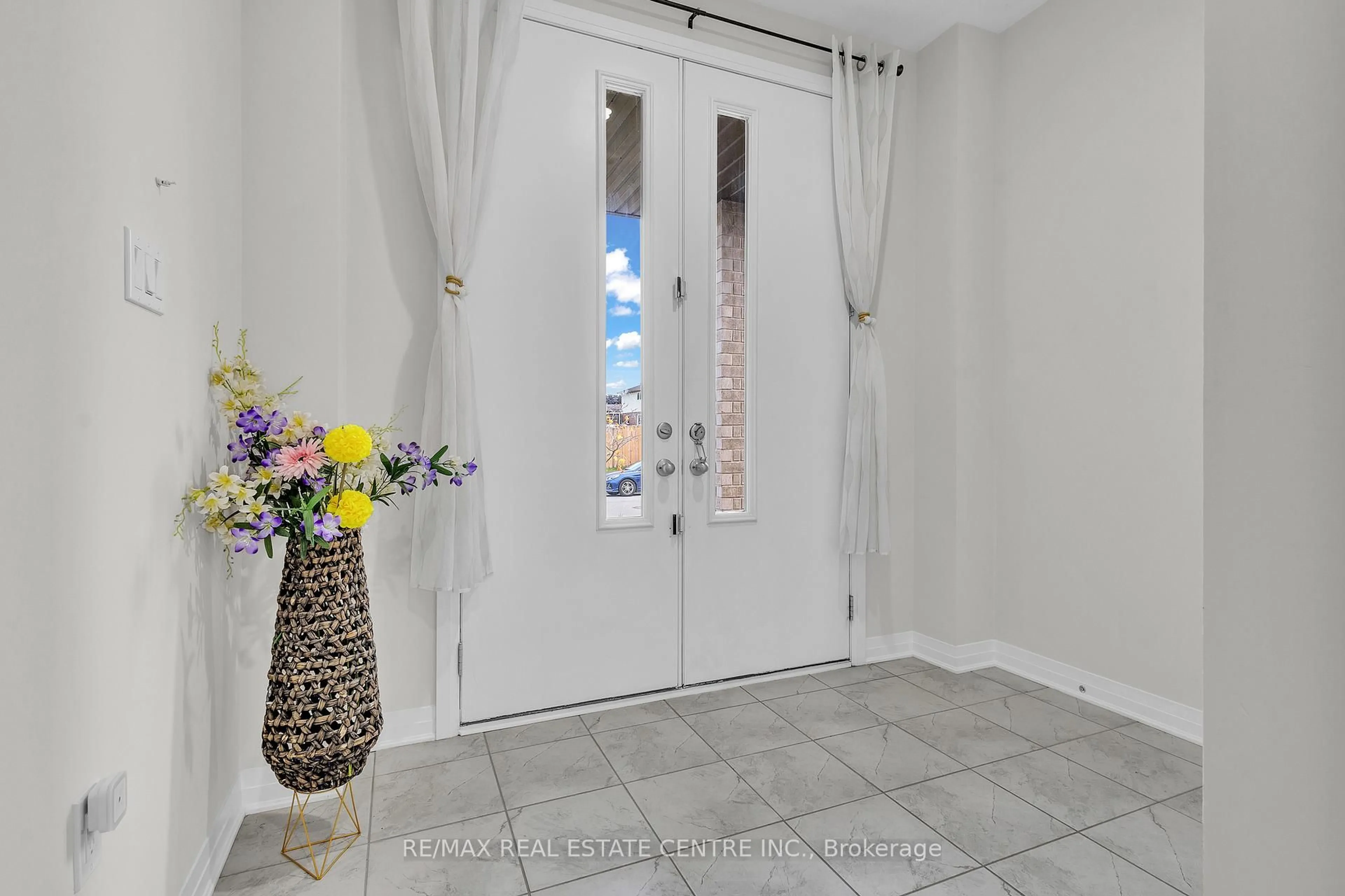 Indoor entryway for 4 Slater St, Cambridge Ontario N1R 0C4