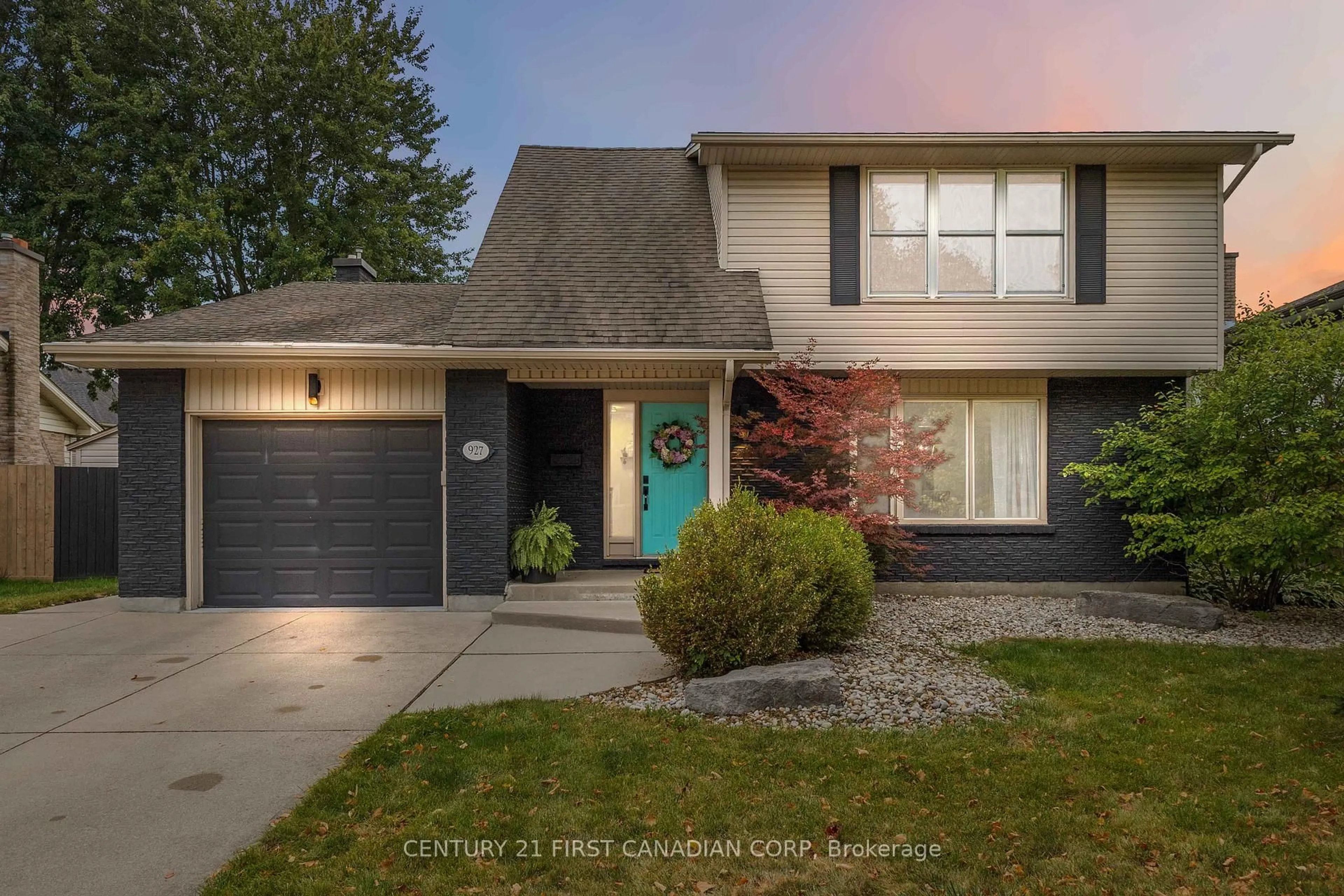 Home with vinyl exterior material, street for 927 Farnham Rd, London South Ontario N6K 1S2