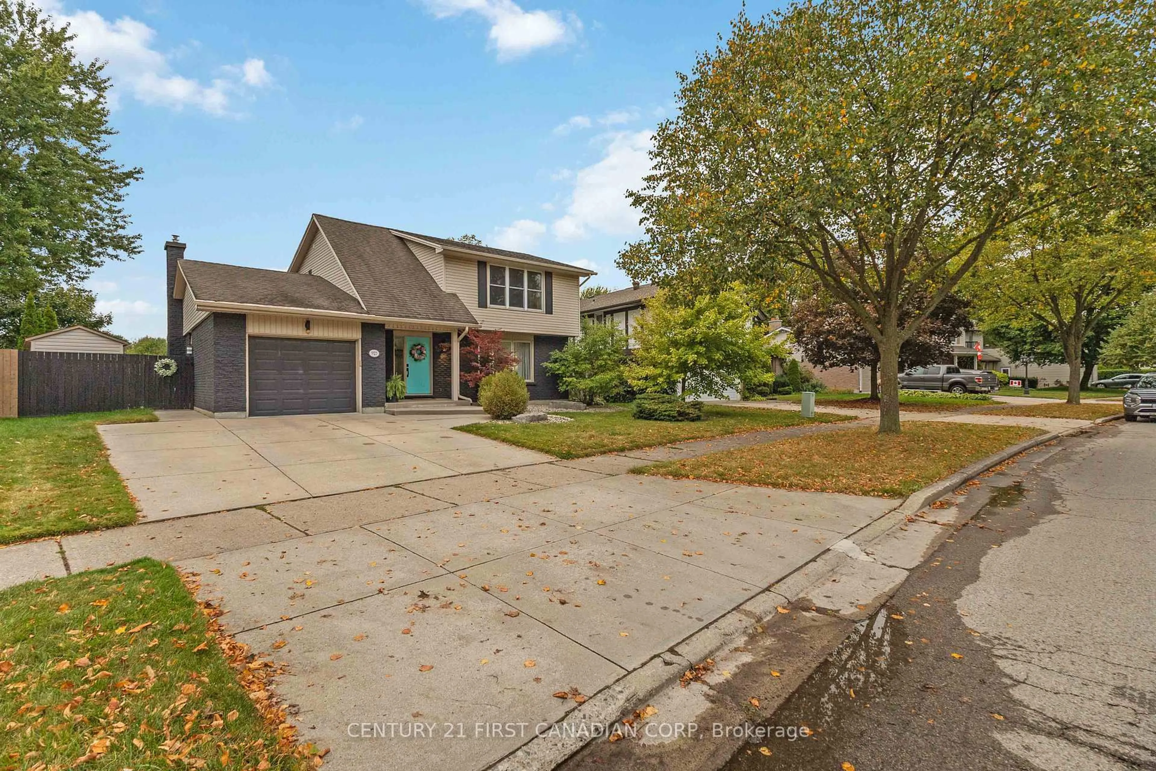Home with vinyl exterior material, street for 927 Farnham Rd, London South Ontario N6K 1S2