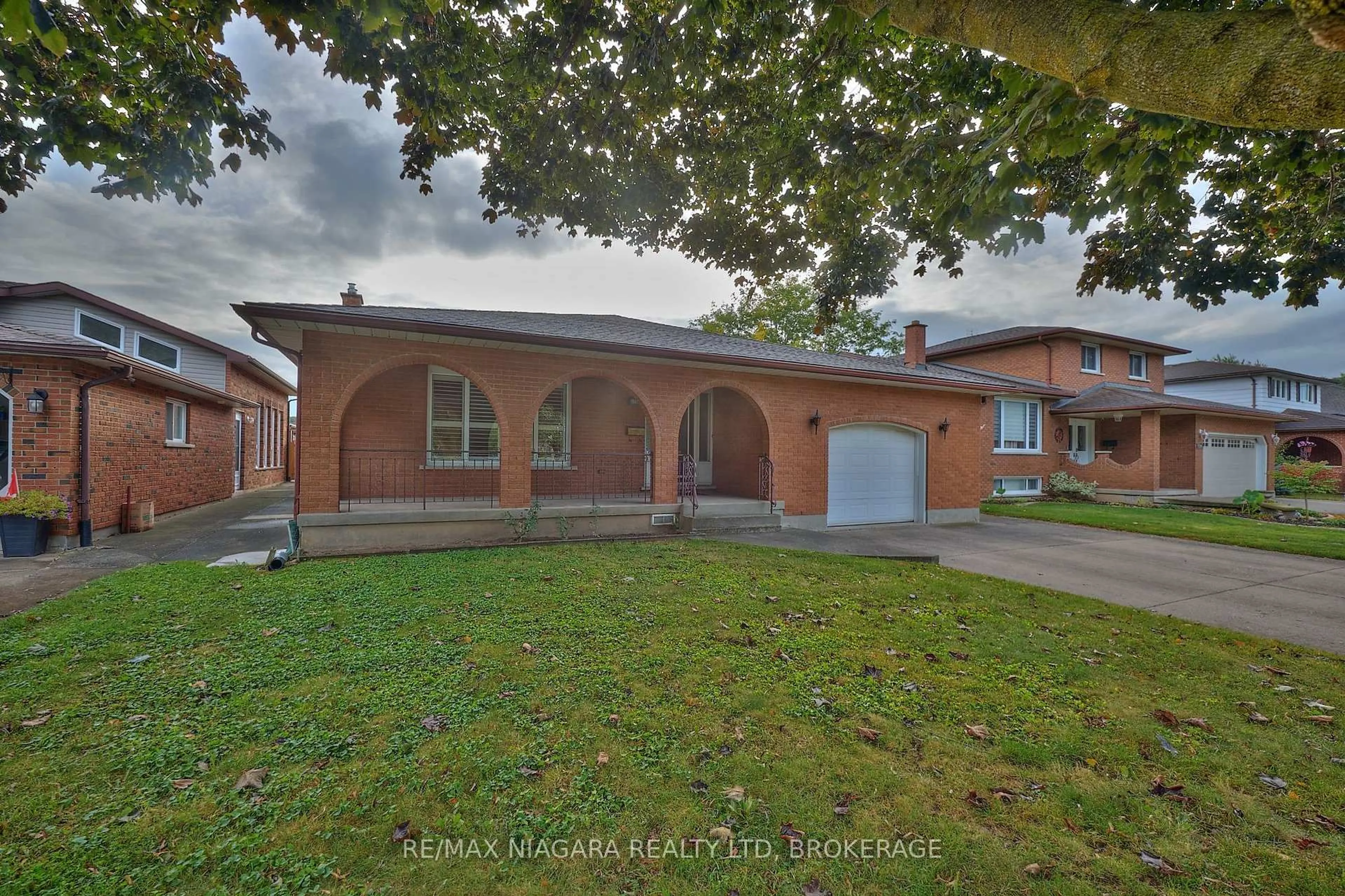 Home with brick exterior material, street for 6330 Caledonia St, Niagara Falls Ontario L2G 7N2