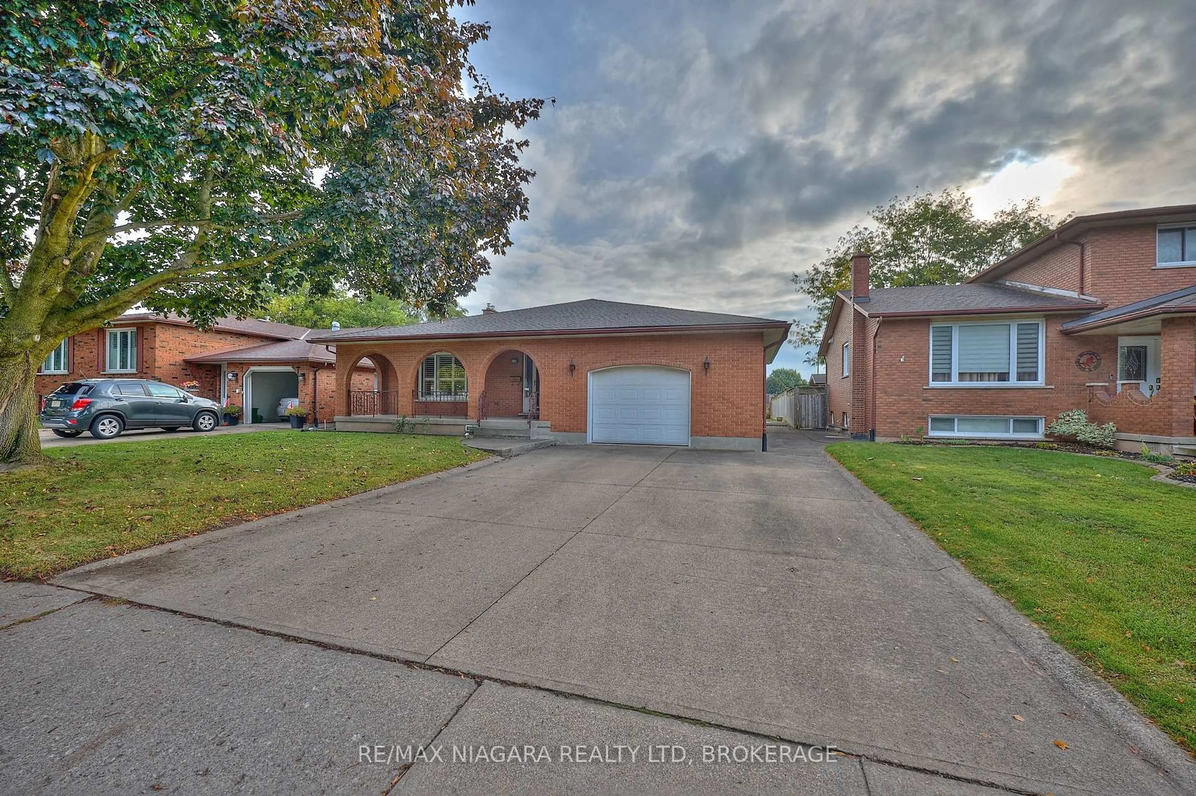 Home with brick exterior material, street for 6330 Caledonia St, Niagara Falls Ontario L2G 7N2