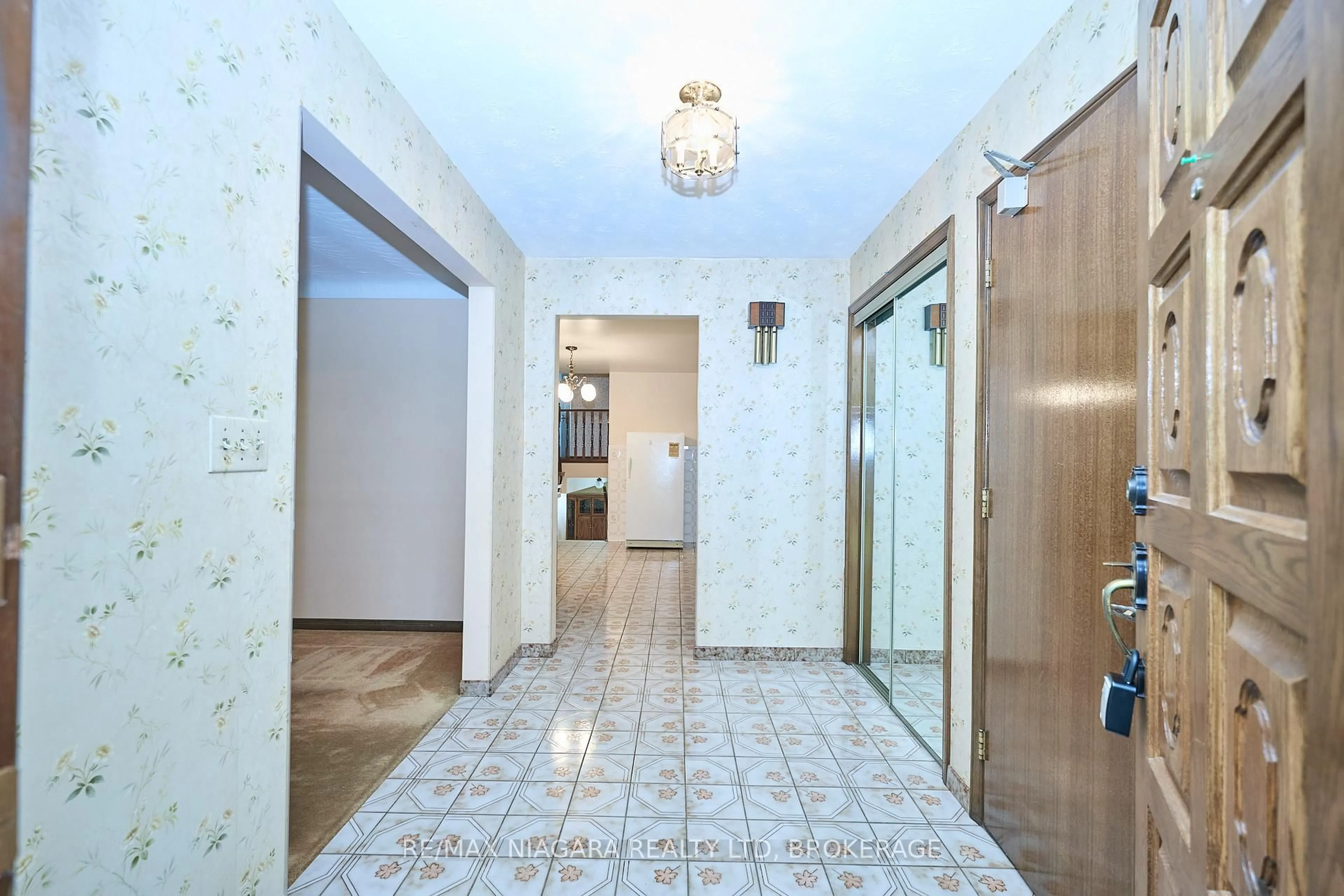 Indoor foyer for 6330 Caledonia St, Niagara Falls Ontario L2G 7N2