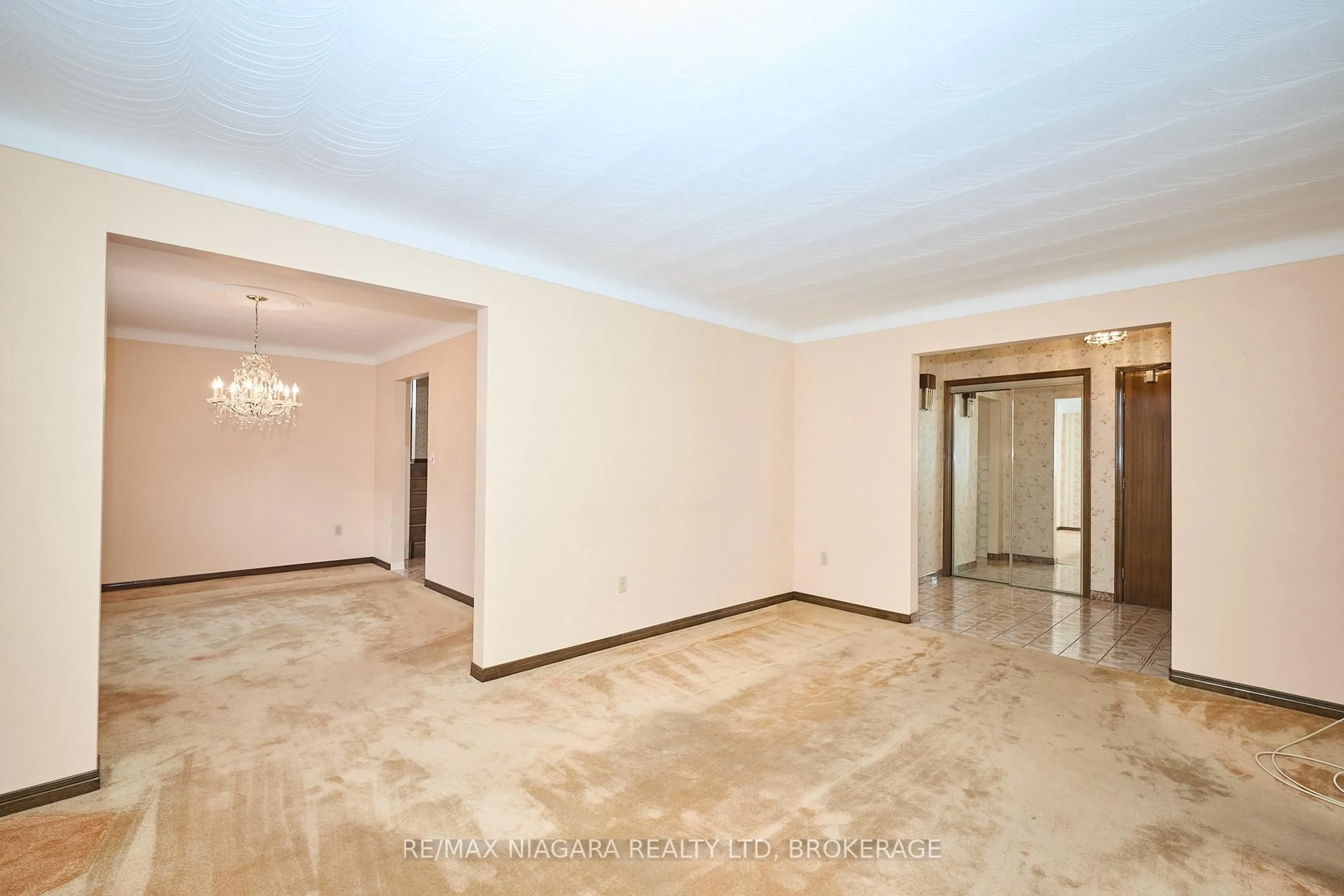 Indoor foyer for 6330 Caledonia St, Niagara Falls Ontario L2G 7N2