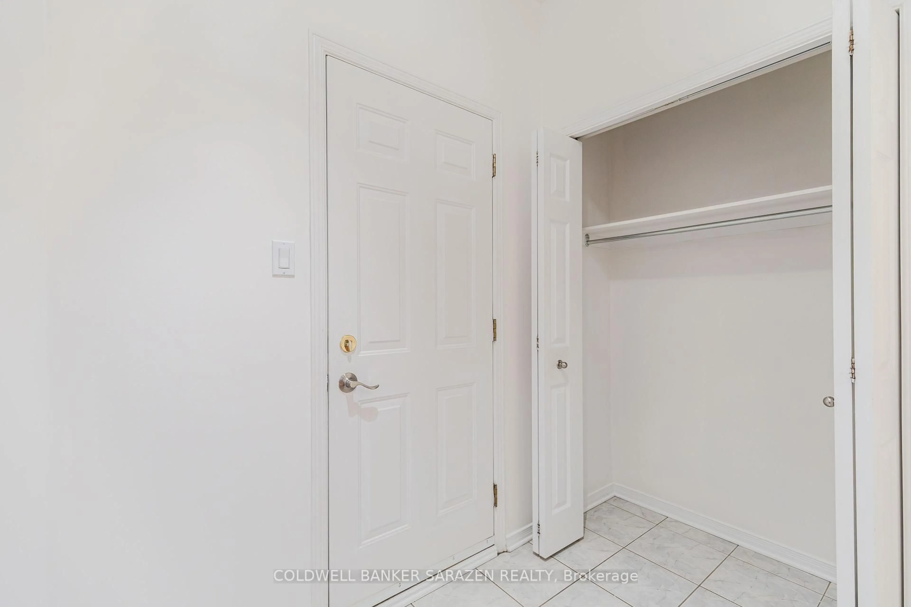 Indoor entryway for 79 Margrave Ave, Ottawa Ontario K1T 3Y1