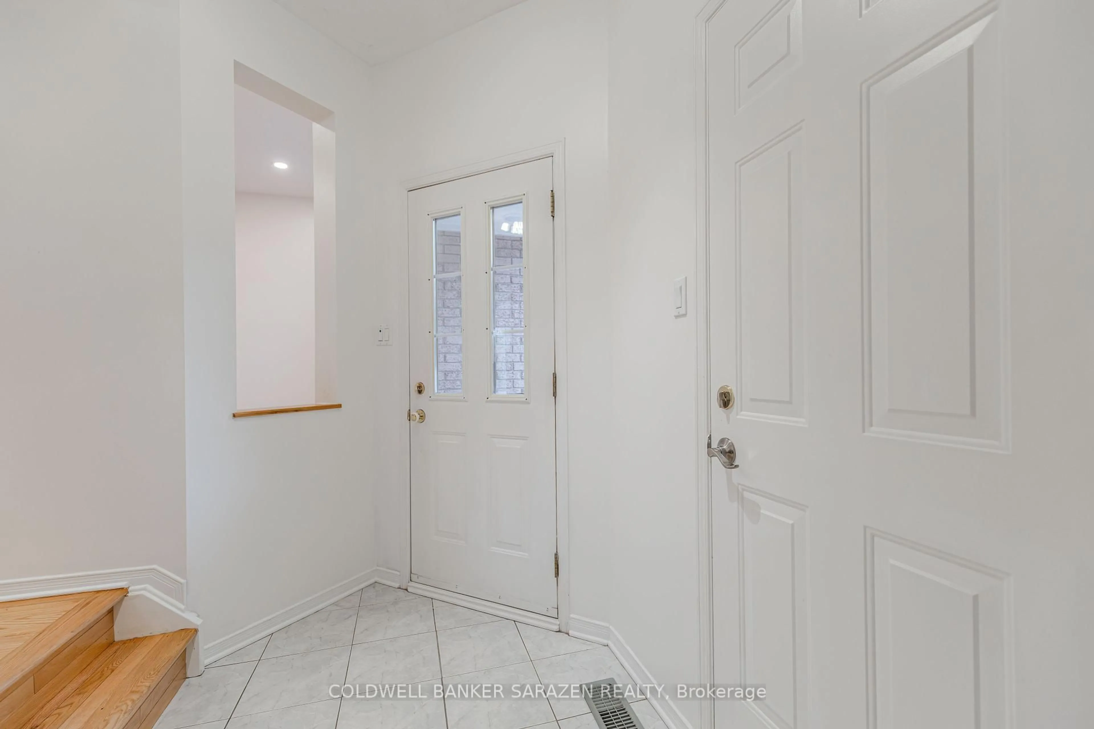 Indoor entryway for 79 Margrave Ave, Ottawa Ontario K1T 3Y1
