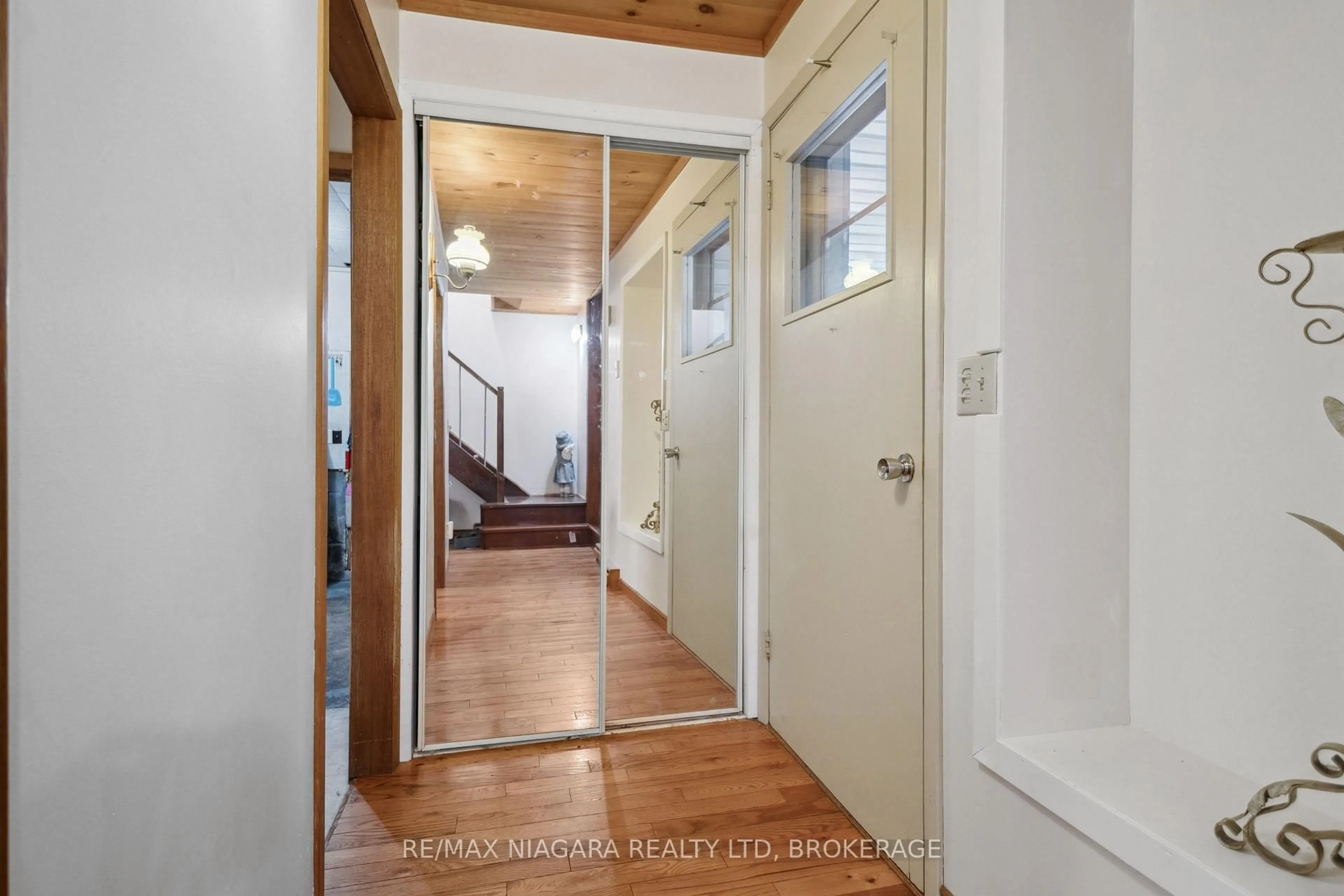 Indoor entryway for 11284 Golf Course Rd, Wainfleet Ontario L3K 5V4