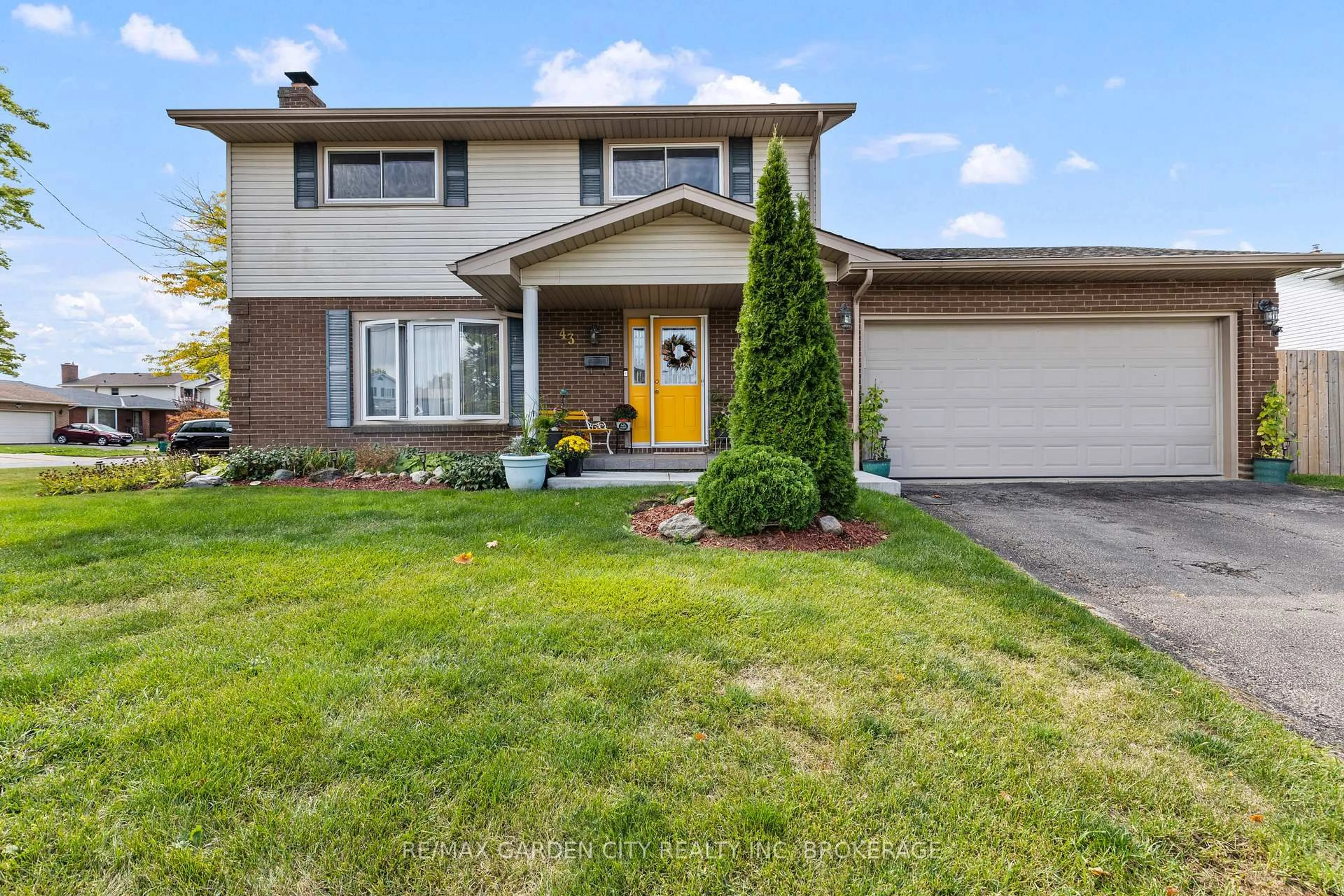 Home with vinyl exterior material, street for 43 Capri St, Thorold Ontario L2V 4R9