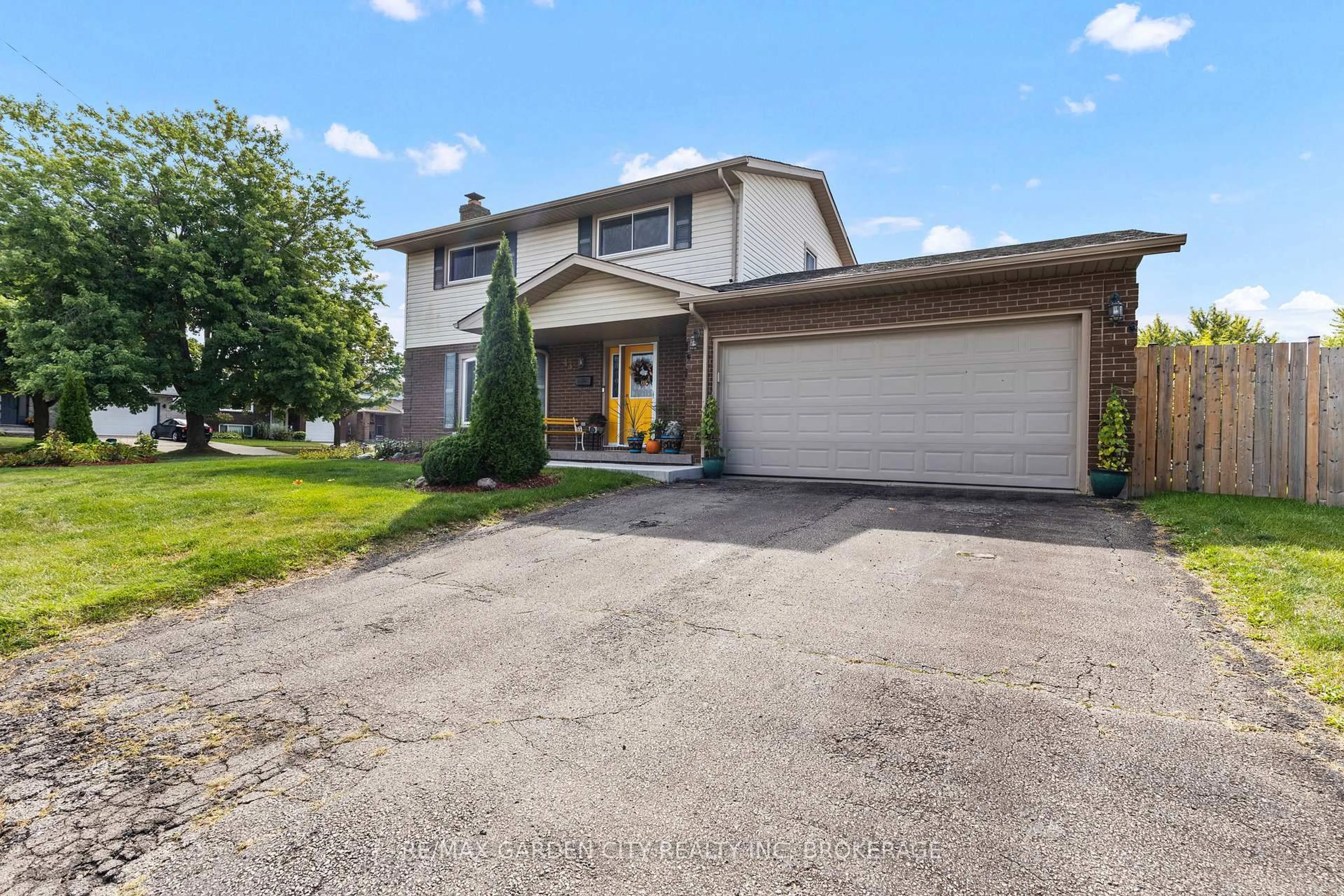 A pic from outside/outdoor area/front of a property/back of a property/a pic from drone, street for 43 Capri St, Thorold Ontario L2V 4R9