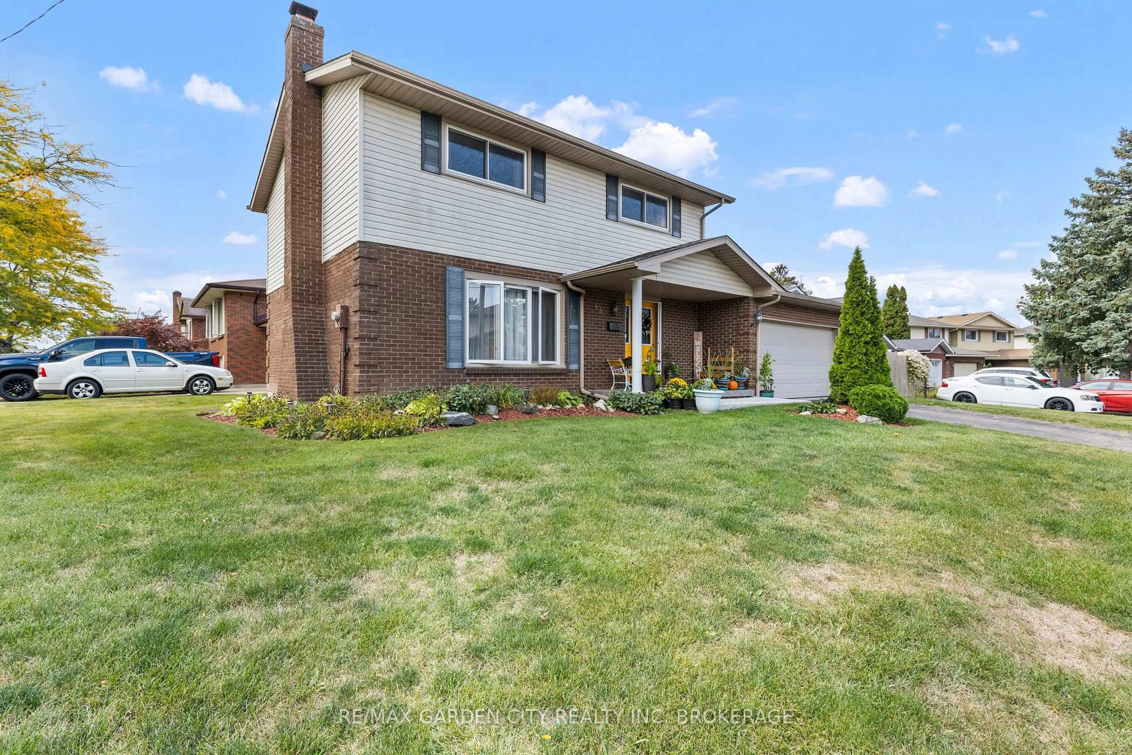 Home with vinyl exterior material, street for 43 Capri St, Thorold Ontario L2V 4R9