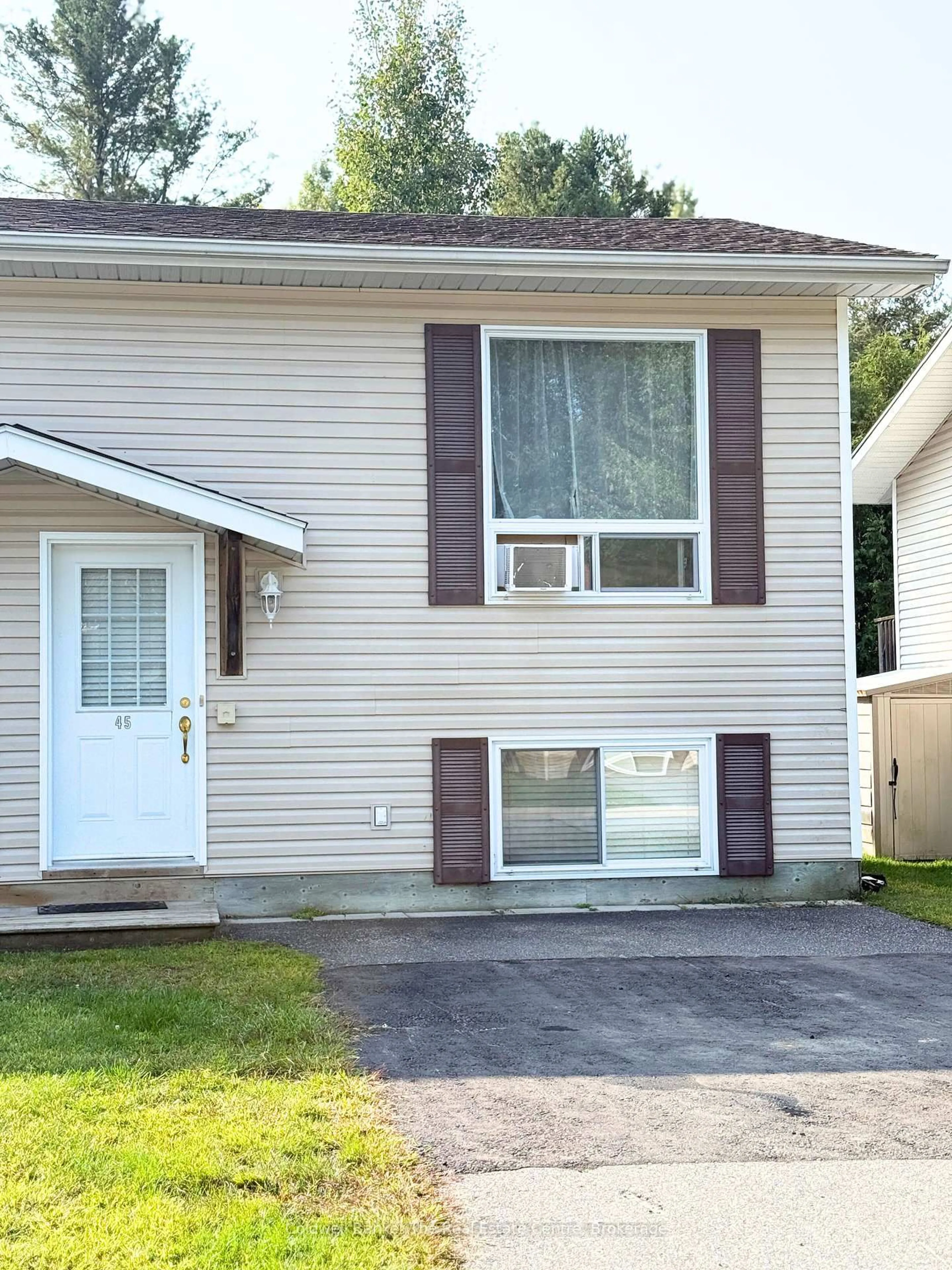 Home with vinyl exterior material, street for 200 Pine St #45, Bracebridge Ontario P1L 2H9