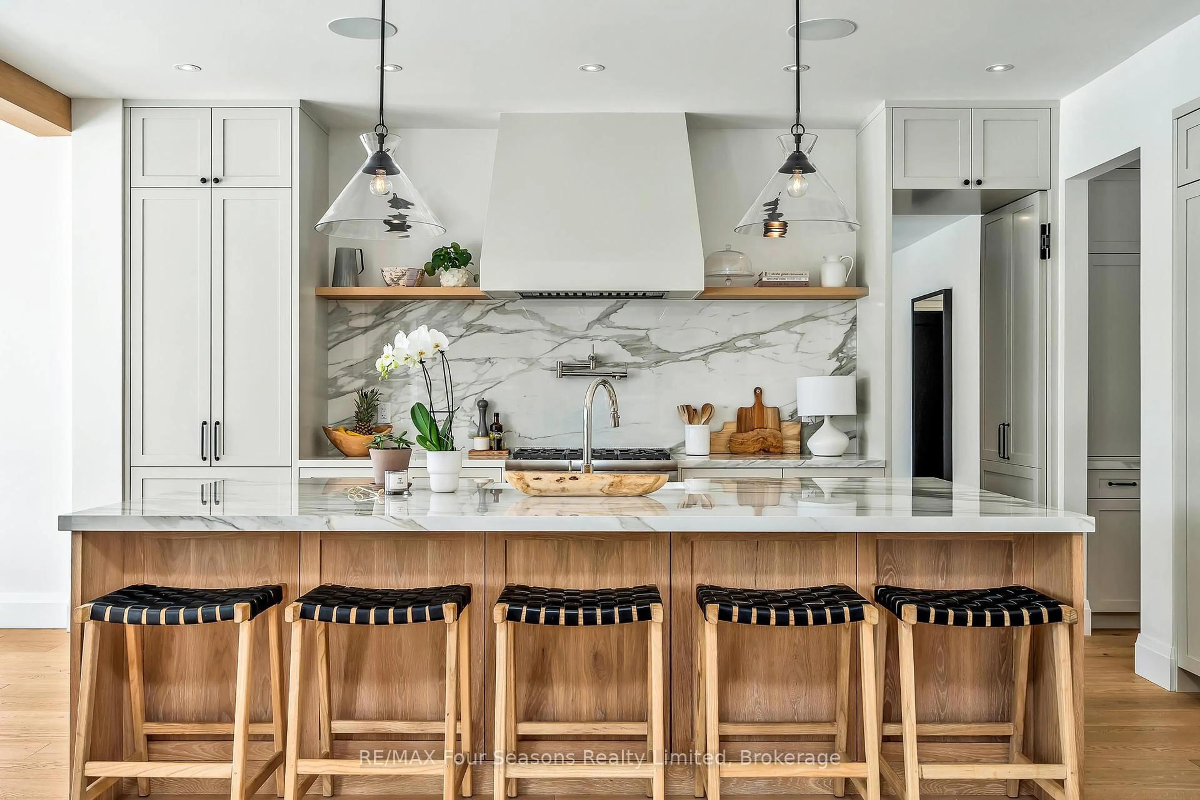 Contemporary kitchen, unknown for 111 Lendvay Ally, Blue Mountains Ontario L9Y 0S3