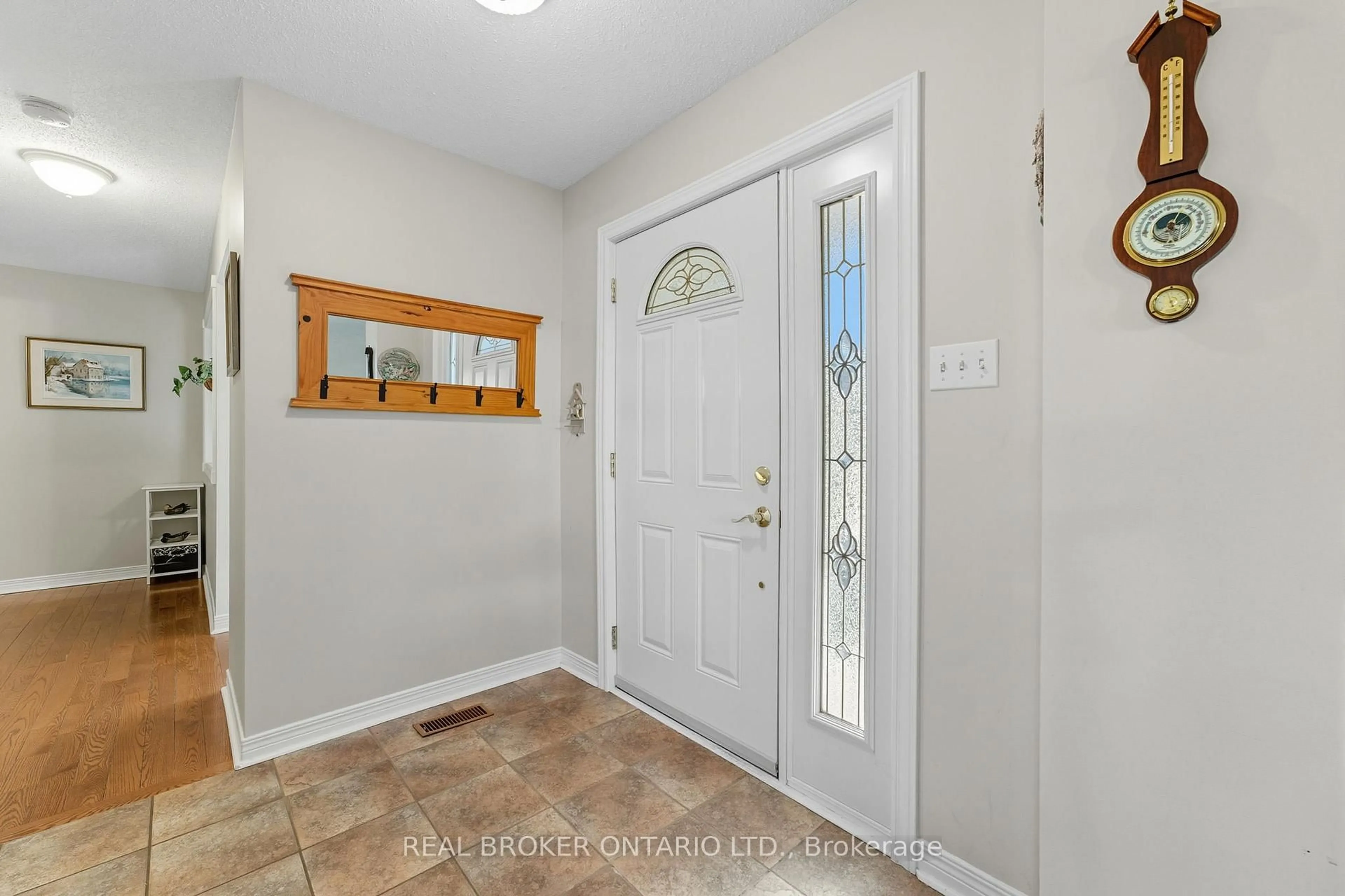 Indoor entryway for 6 Candow Cres, Ottawa Ontario K2S 1K7
