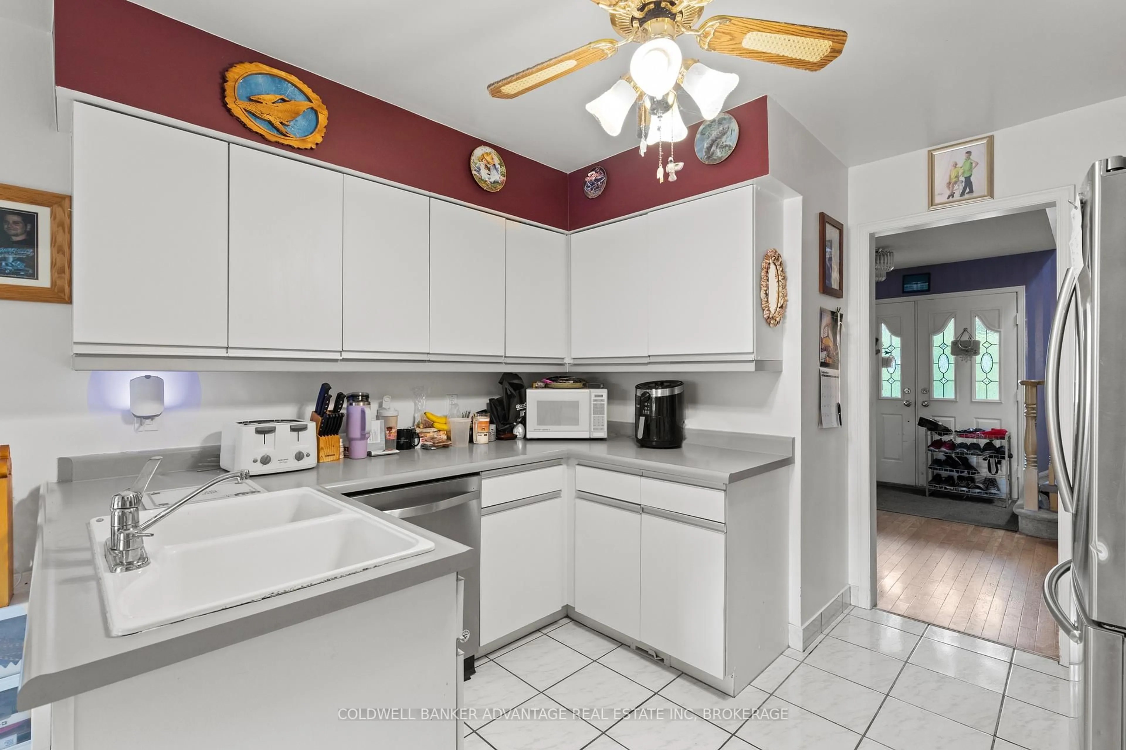 Standard kitchen, ceramic/tile floor for 35 Woodrush Ave, Welland Ontario L3C 6S6