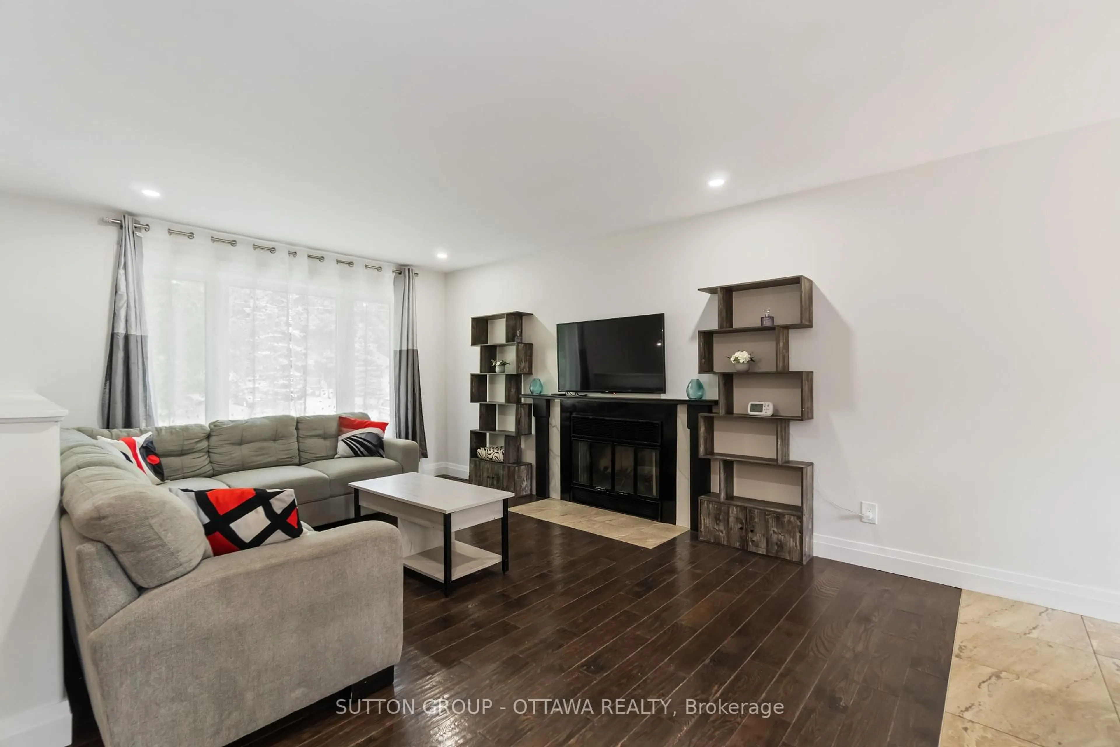 Living room with furniture, wood/laminate floor for 220 Agathe St, Clarence-Rockland Ontario K4K 1K7