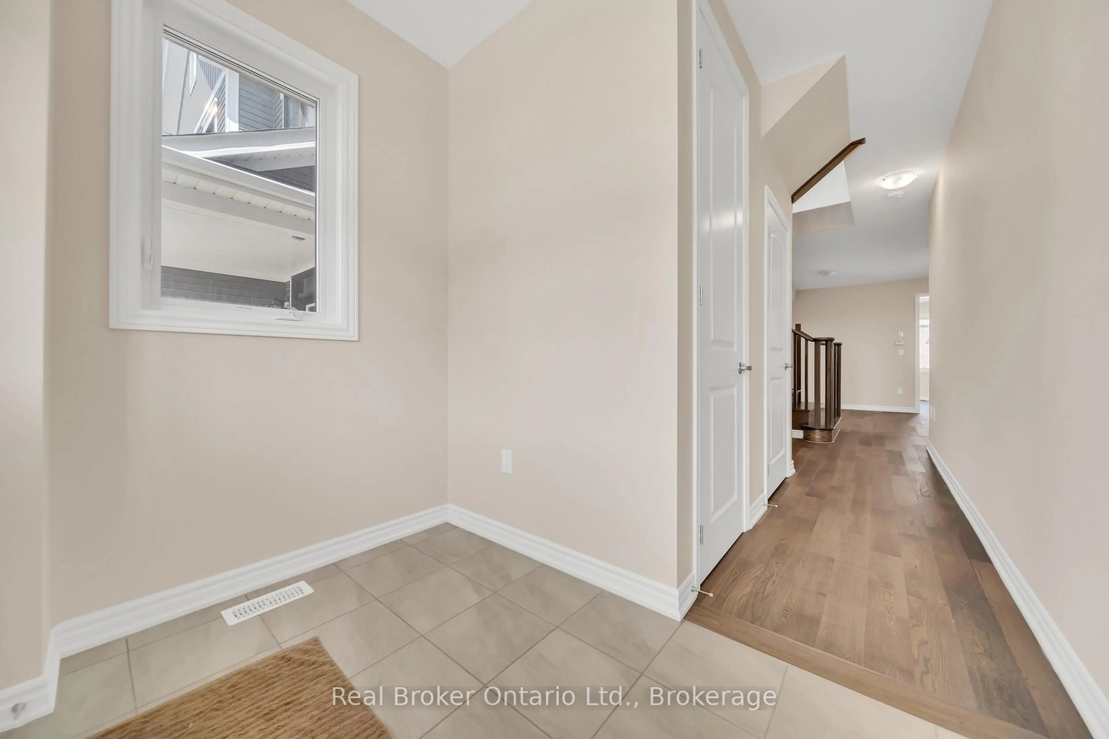 Indoor entryway for 216 Vanilla Tr, Thorold Ontario L2E 6S4