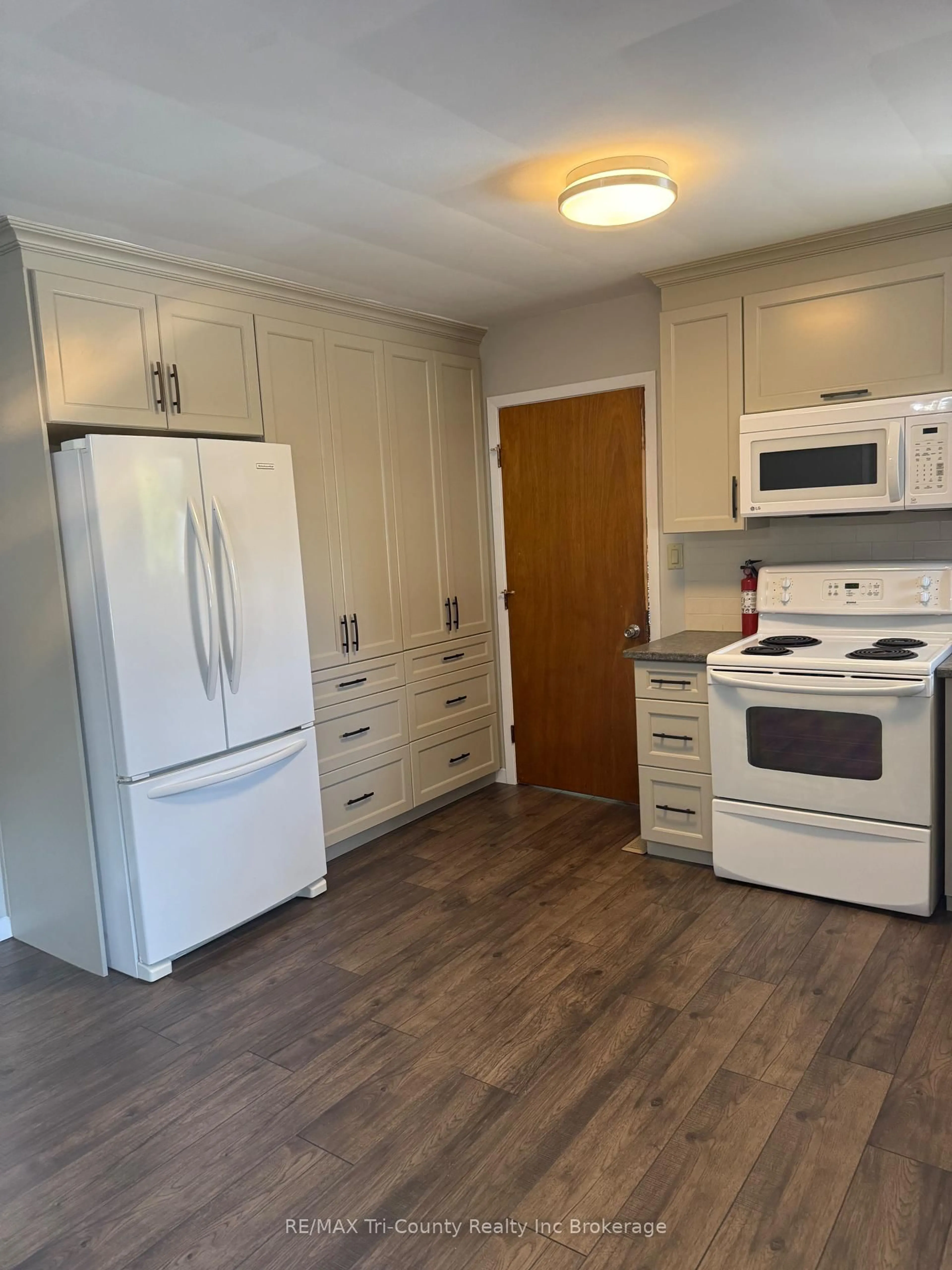 Standard kitchen, wood/laminate floor for 20 Fairfield Cres, Tillsonburg Ontario N4G 2B4
