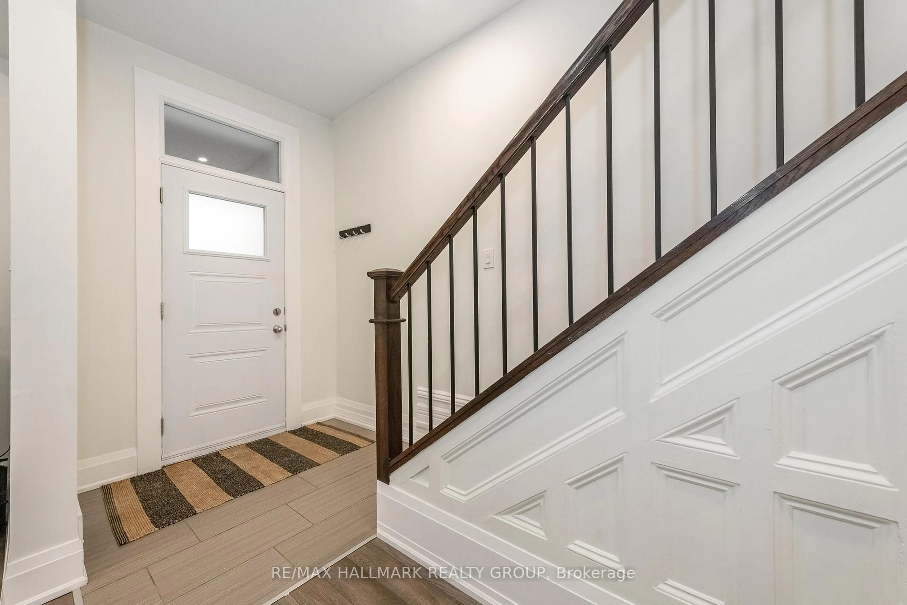 Indoor entryway for 183 Pretoria Ave, Ottawa Ontario K1S 1X1