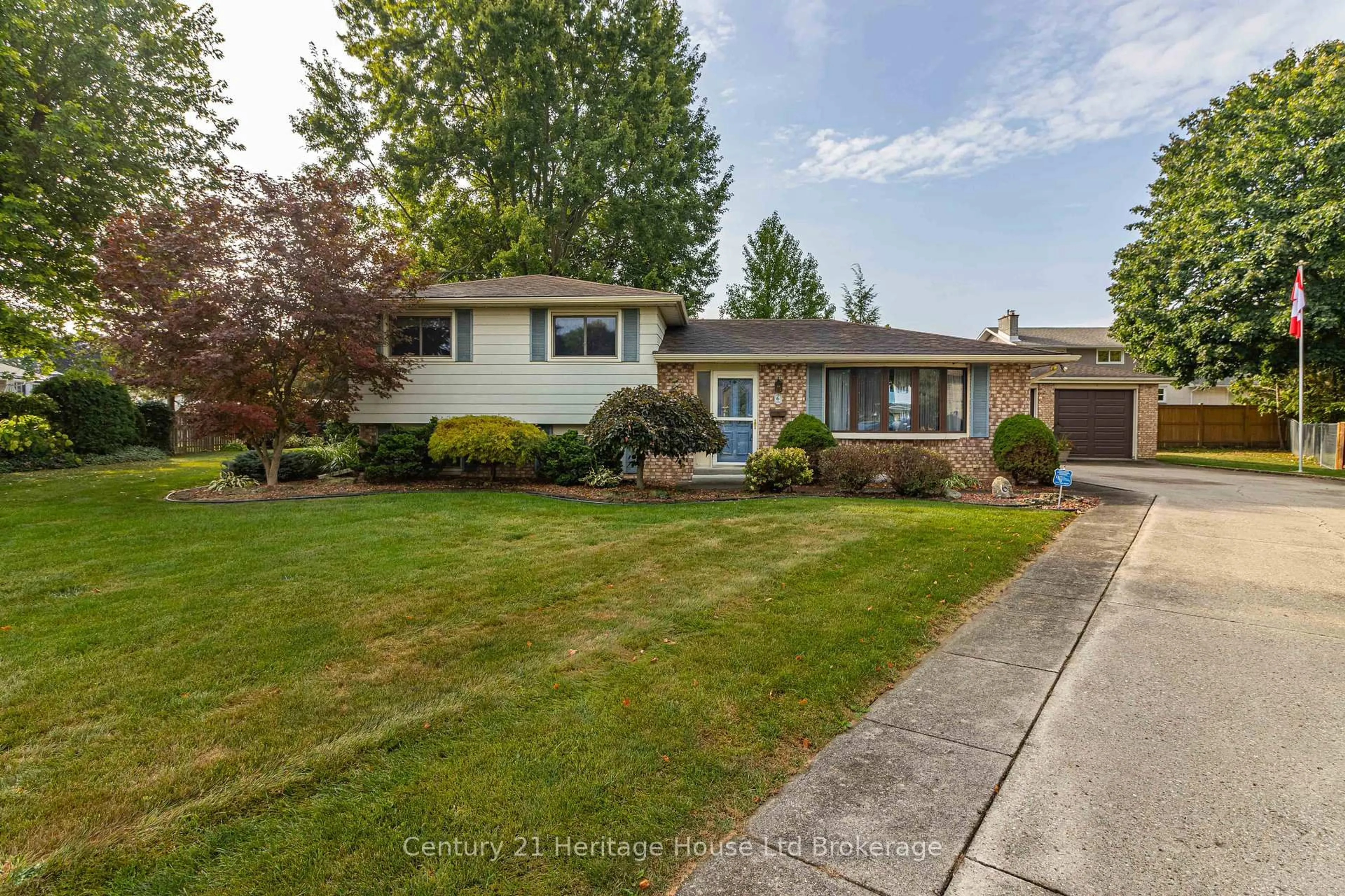 Home with vinyl exterior material, street for 6 Carleton Cres, Chatham-Kent Ontario N8A 4R5