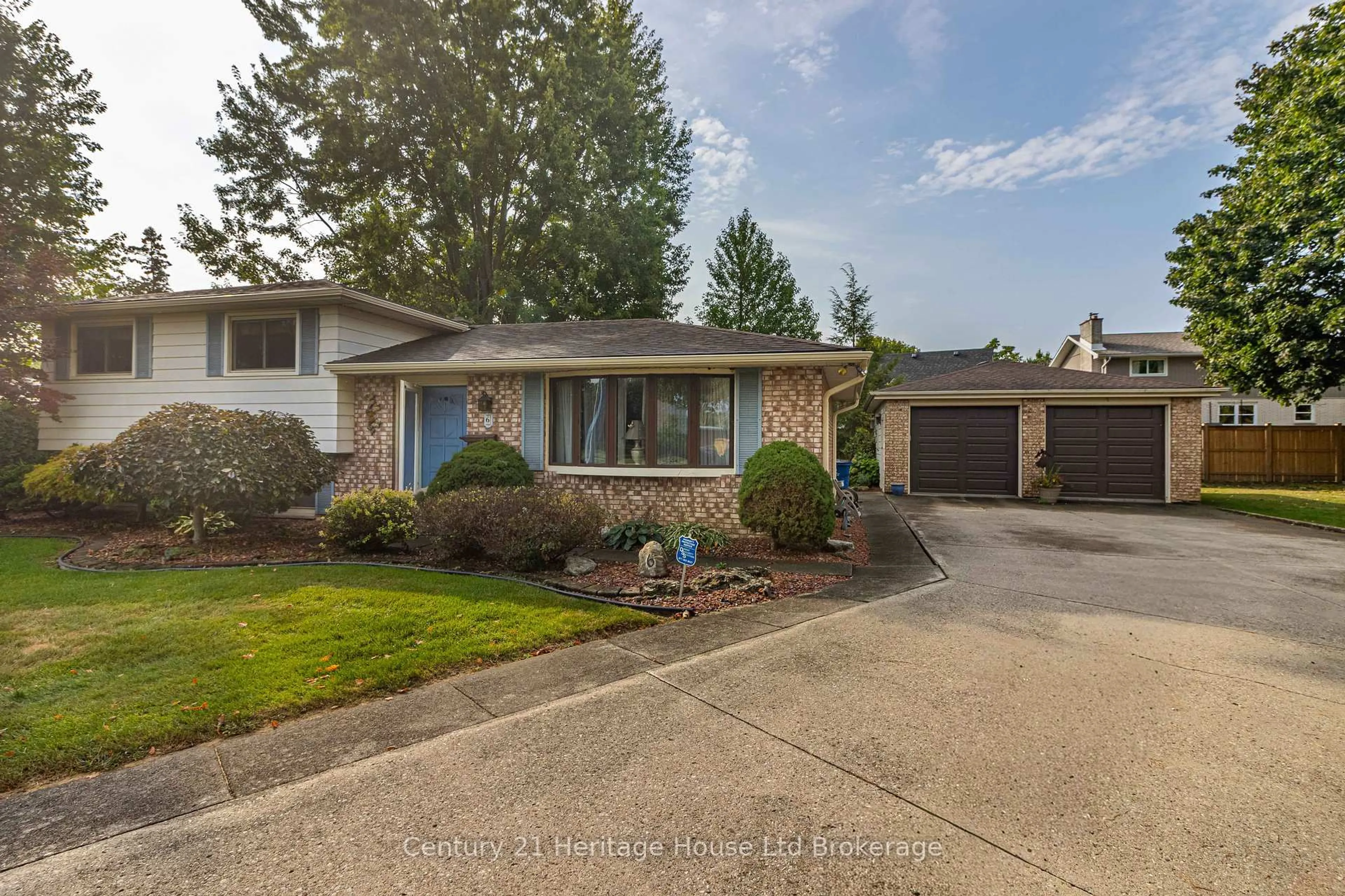 Home with vinyl exterior material, street for 6 Carleton Cres, Chatham-Kent Ontario N8A 4R5