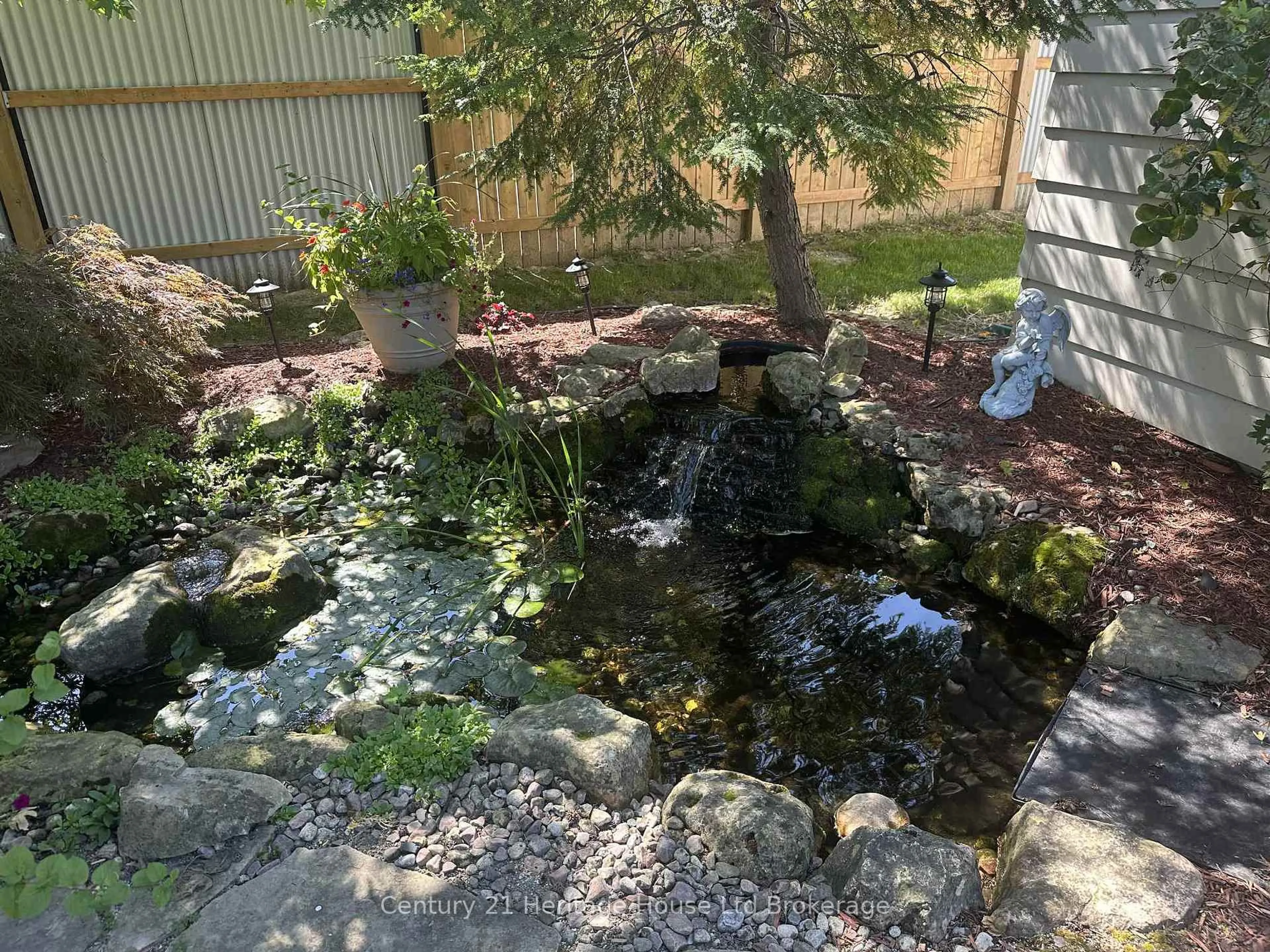 A pic from outside/outdoor area/front of a property/back of a property/a pic from drone, water/lake/river/ocean view for 6 Carleton Cres, Chatham-Kent Ontario N8A 4R5