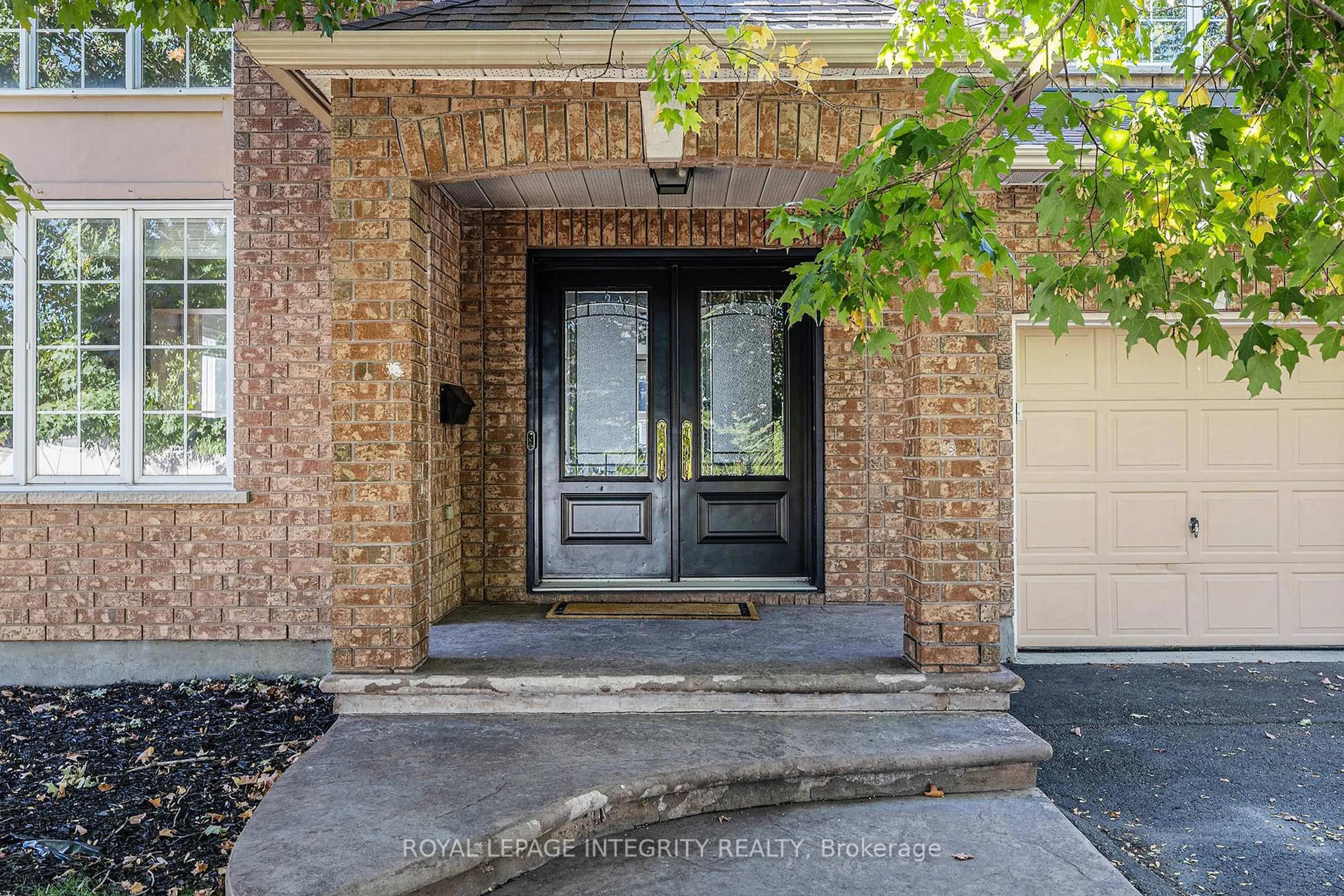 Indoor entryway for 10 Maybrook Pl, Ottawa Ontario K2G 6H6