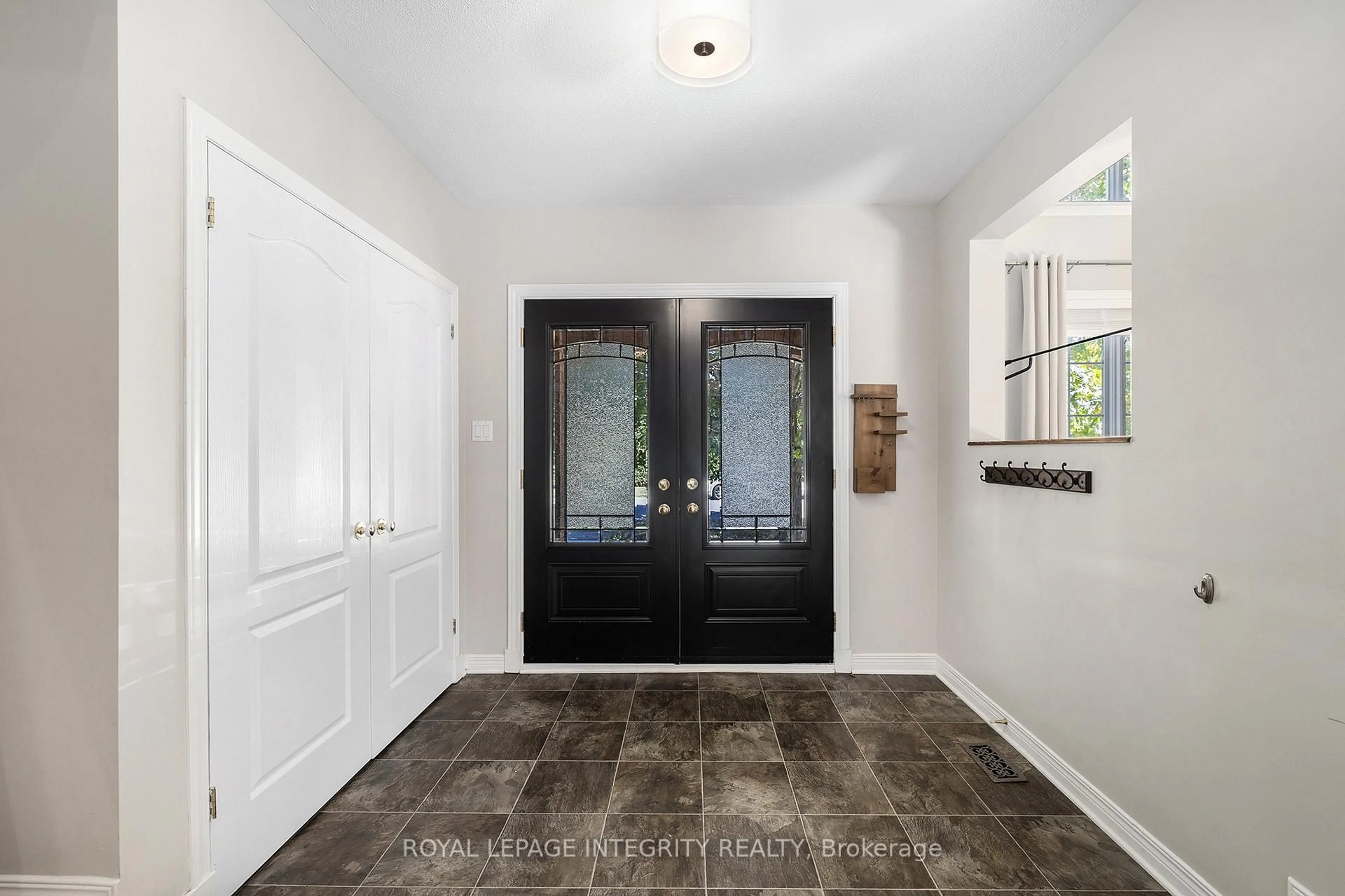Indoor entryway for 10 Maybrook Pl, Ottawa Ontario K2G 6H6
